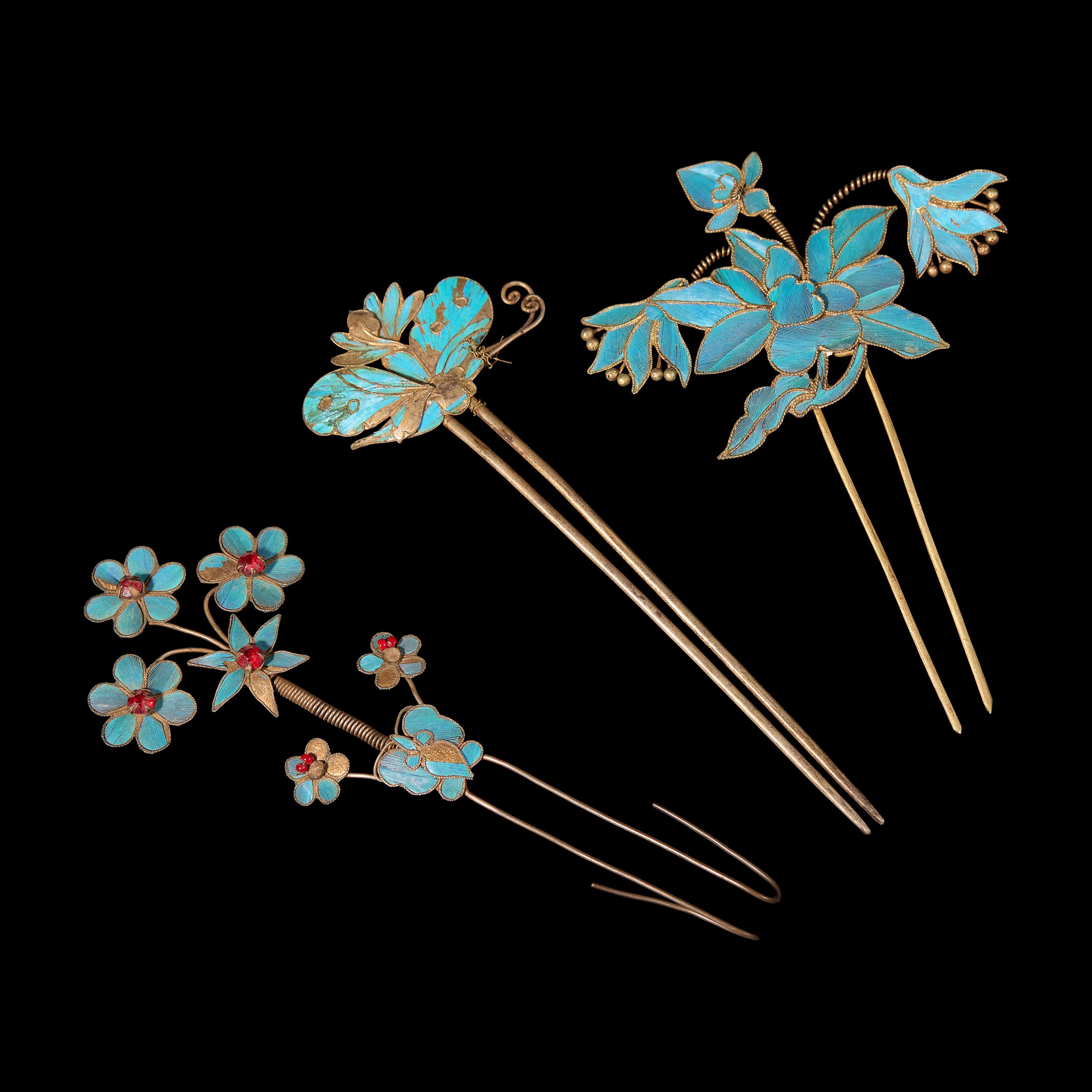 Three Chinese Kingfisher Feather Hairpins, 19th Century 清晚期 點翠髮釵一組三件
