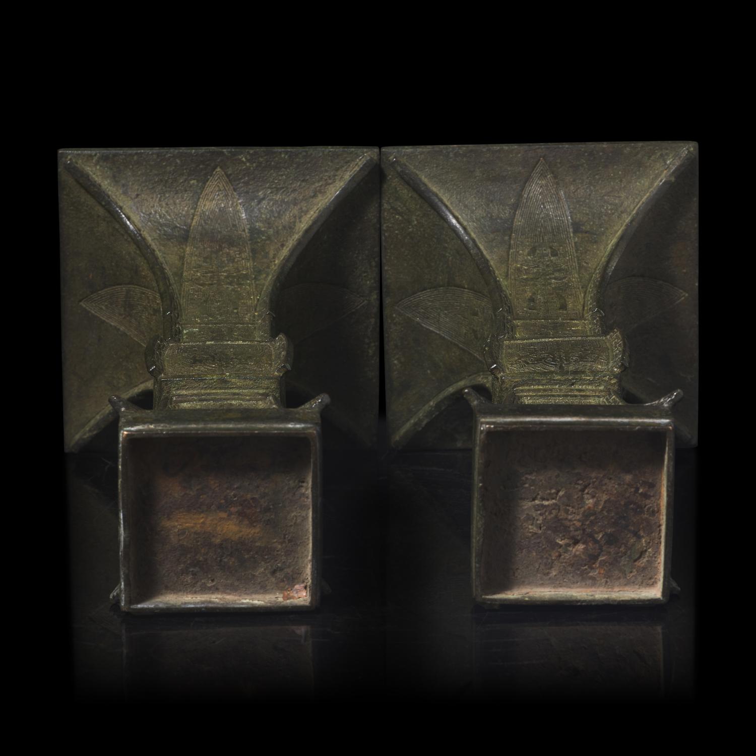 A Pair of Patinated Bronze Archaistic Vases, Gu , 19th Century or Earlier 十九世紀或更早 仿古青銅花觚一對 帶木座