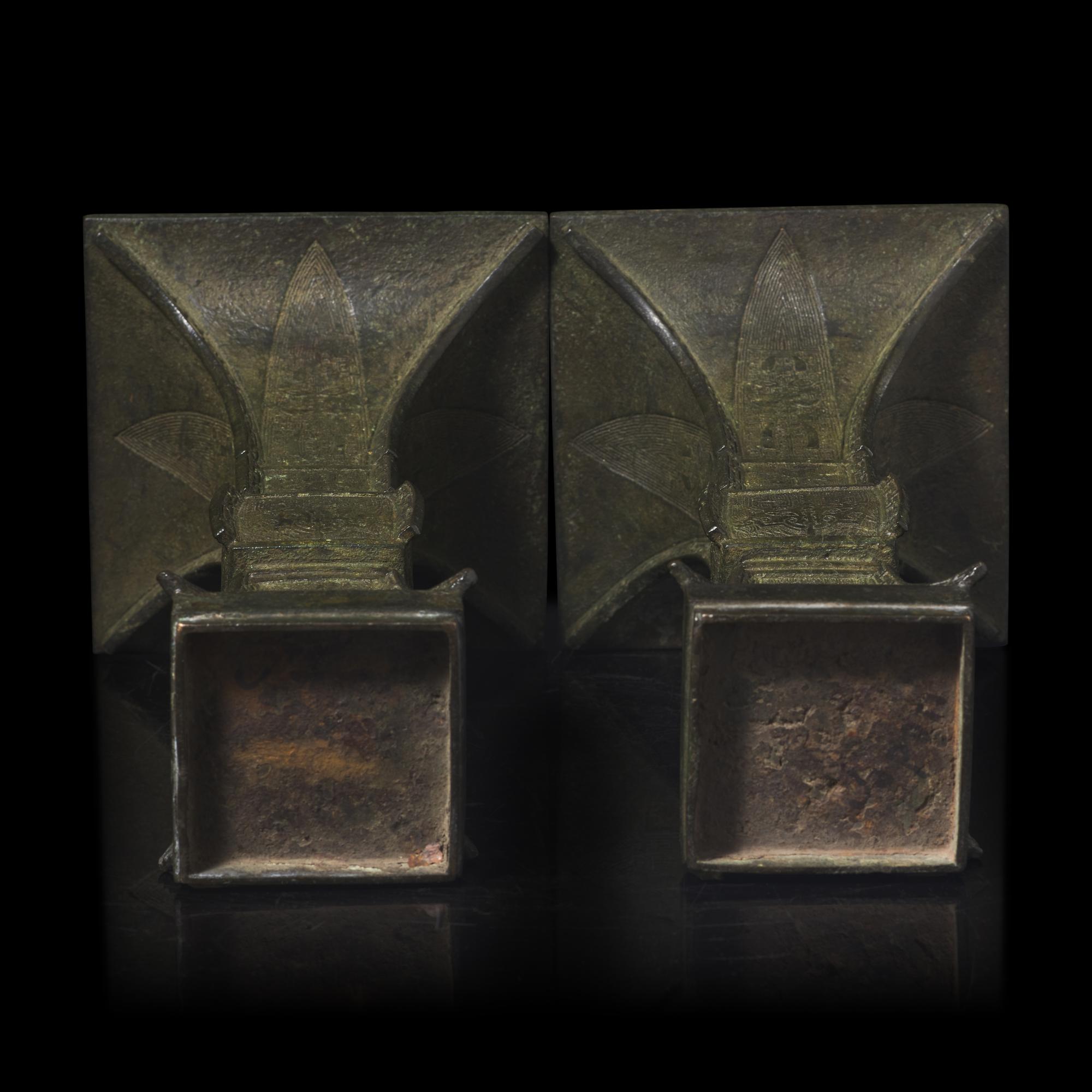 A Pair of Patinated Bronze Archaistic Vases, Gu , 19th Century or Earlier 十九世紀或更早 仿古青銅花觚一對 帶木座