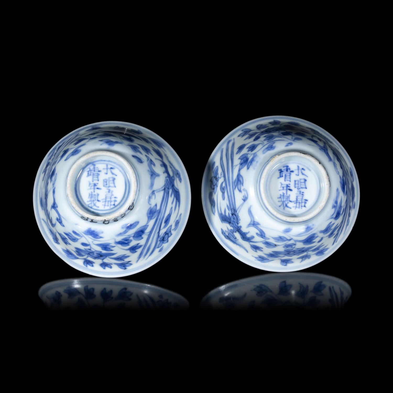 A Pair of Blue and White 'Phoenix' Cups, Jiajing Mark, 16th/17th Century 明晚期 嘉靖款青花穿花鳳紋杯一對
