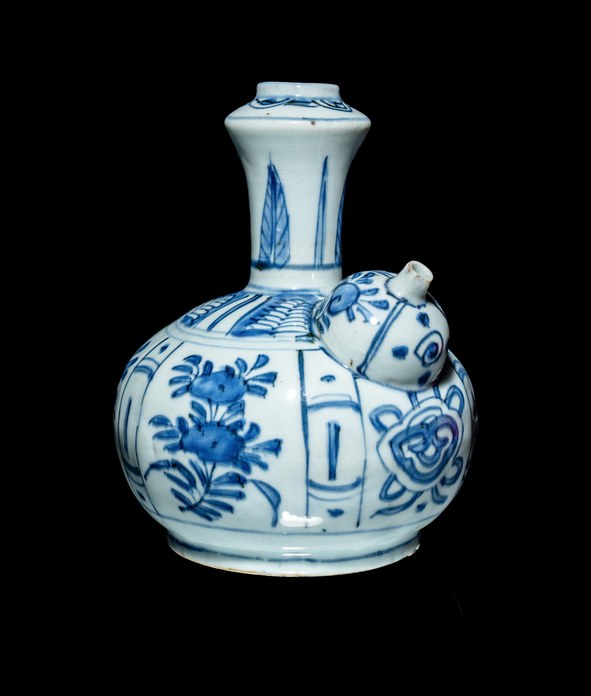 A Chinese Export Blue and White Porcelain Kendi, Wanli Period 明萬曆 青花軍持
