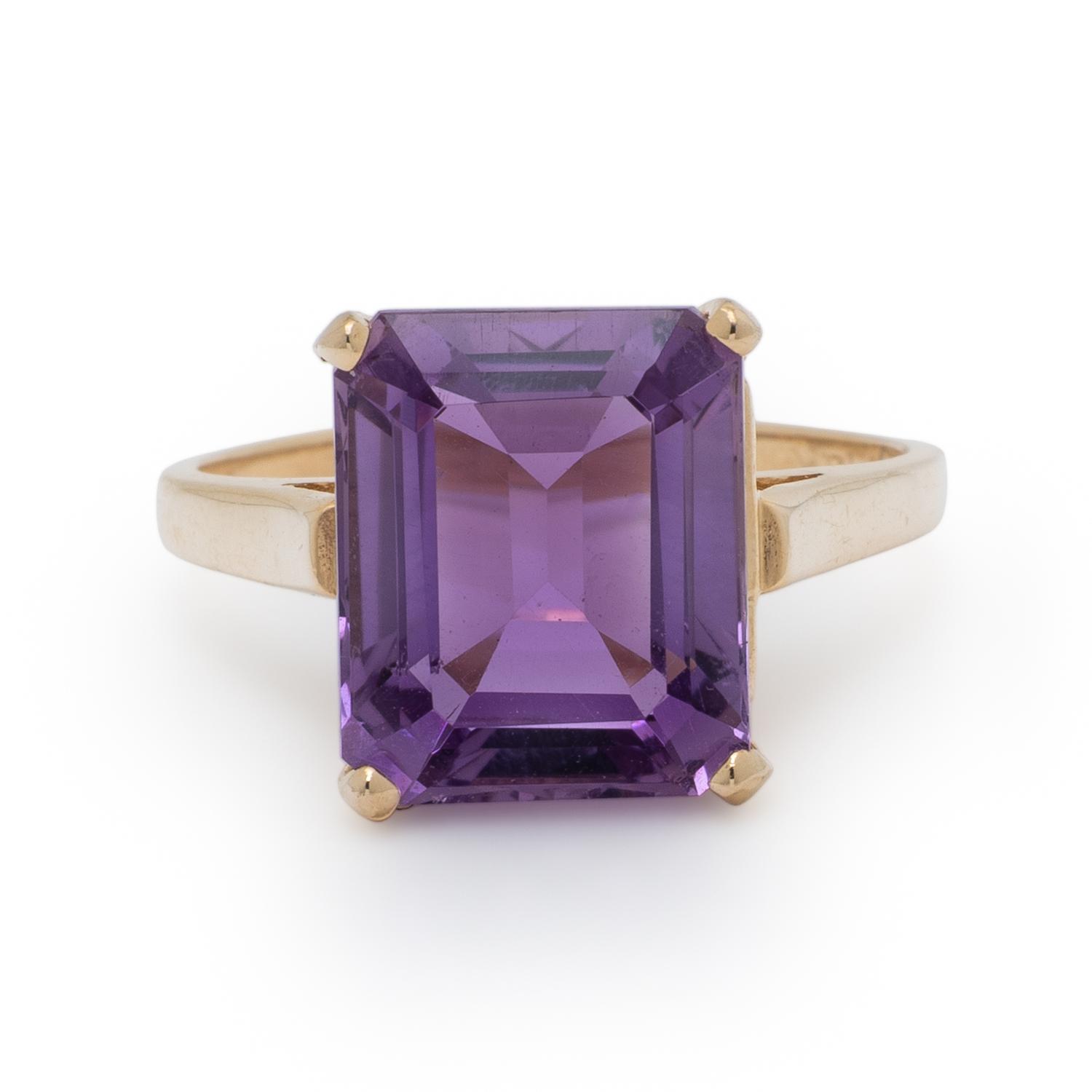 YELLOW GOLD AND AMETHYST RING