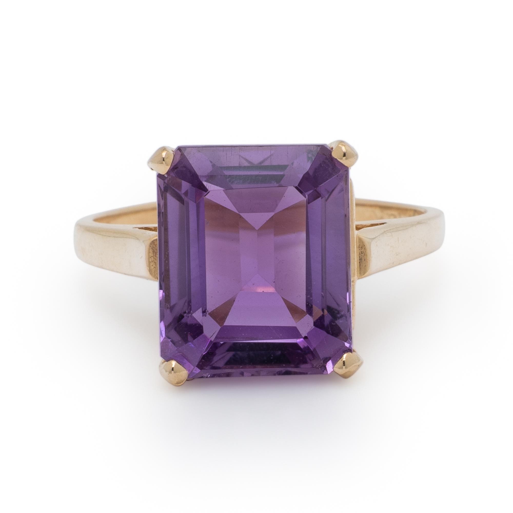 YELLOW GOLD AND AMETHYST RING
