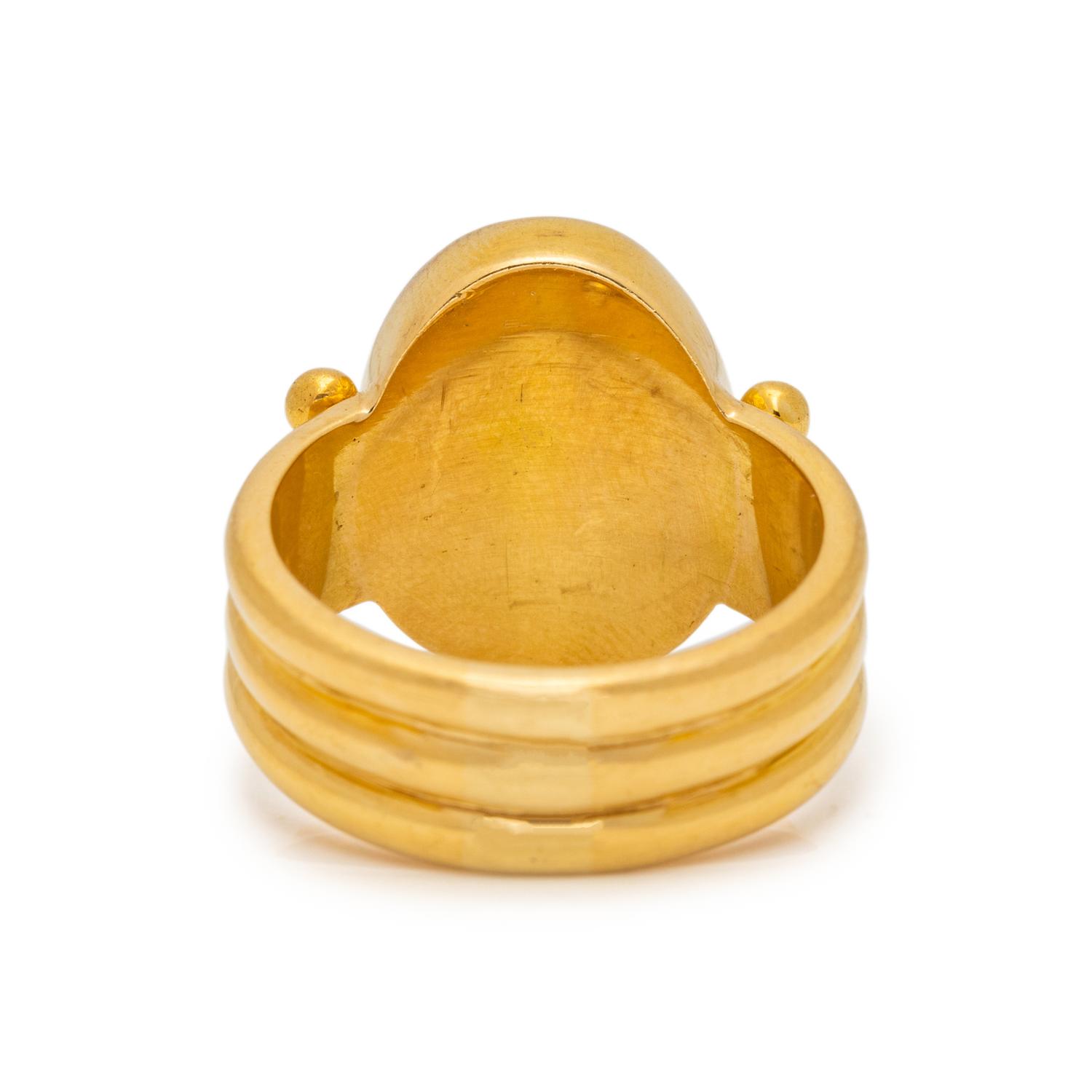 YELLOW GOLD AND CHALCEDONY RING