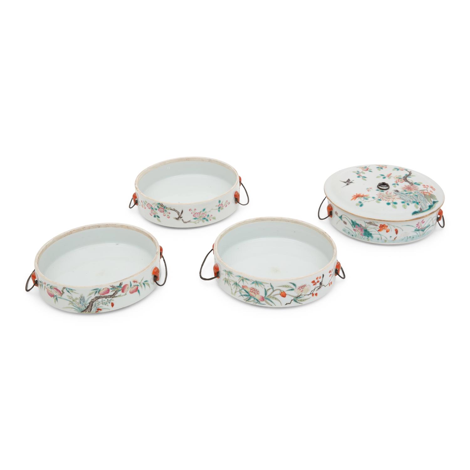 A Chinese Famille Rose Porcelain Tiered Covered Box, Late 19th Century 清晚期 粉彩套盒