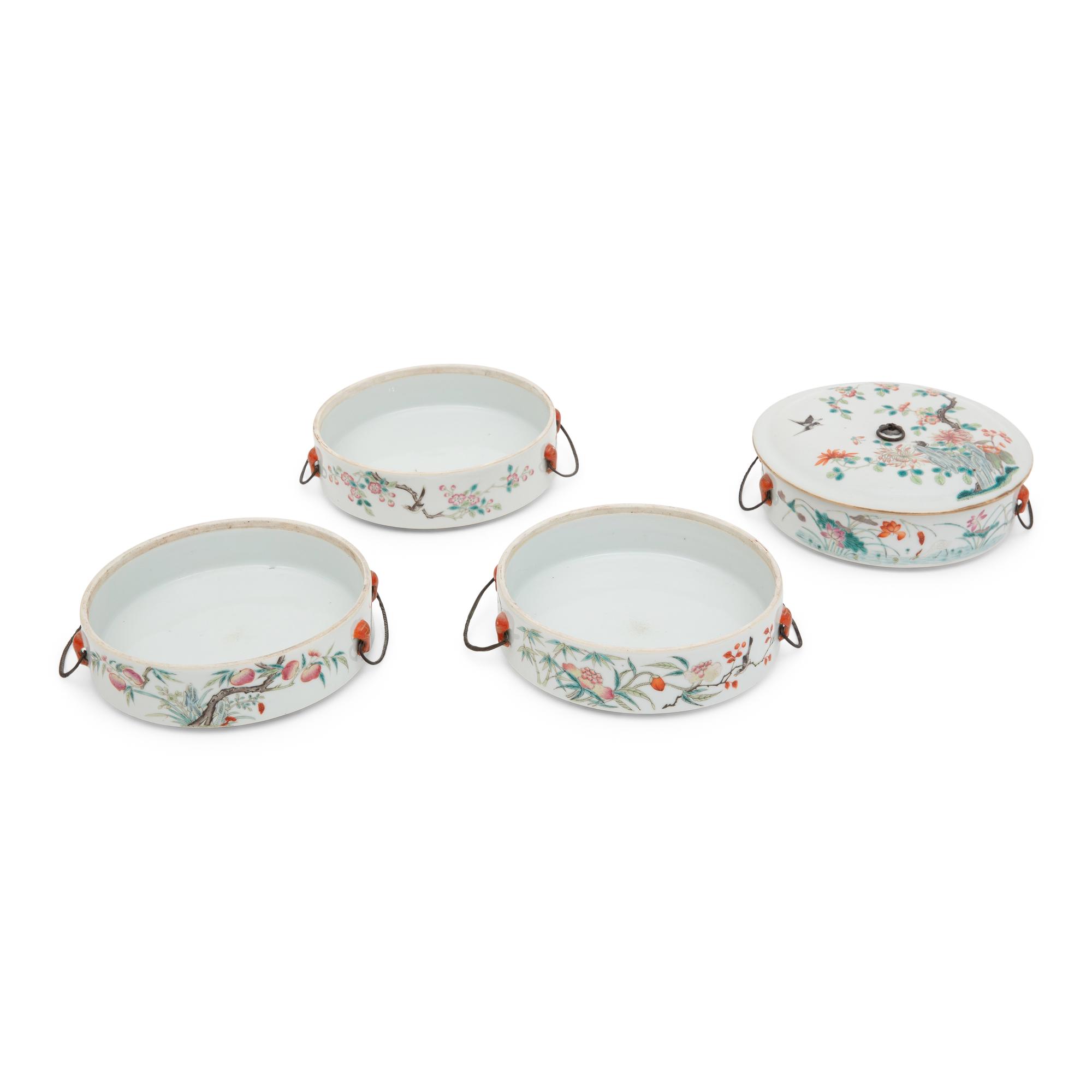 A Chinese Famille Rose Porcelain Tiered Covered Box, Late 19th Century 清晚期 粉彩套盒