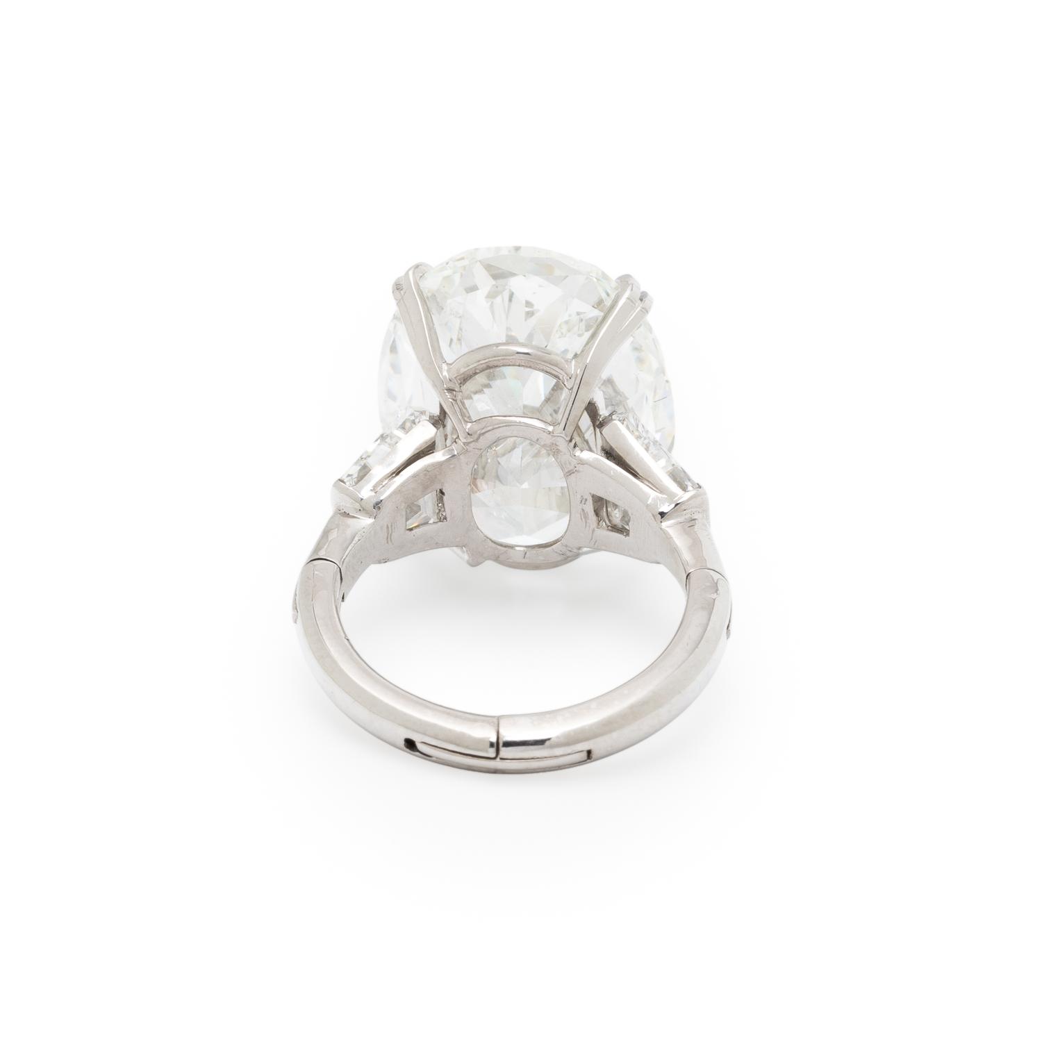 GRAFF, AN IMPORTANT OVAL DIAMOND RING