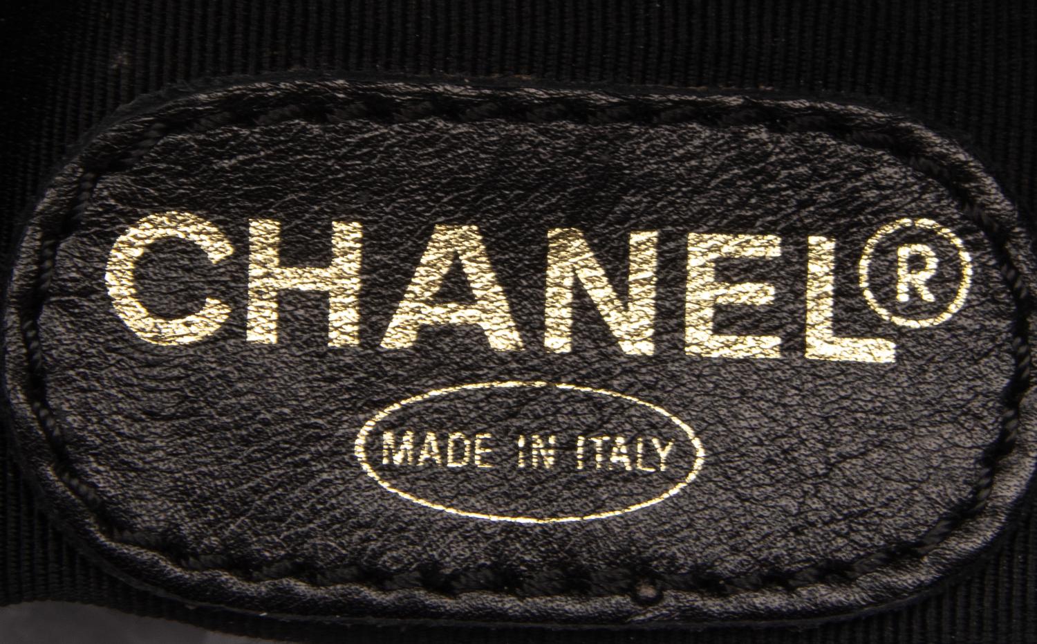 CHANEL, PATENT LEATHER SHOULDER BAG