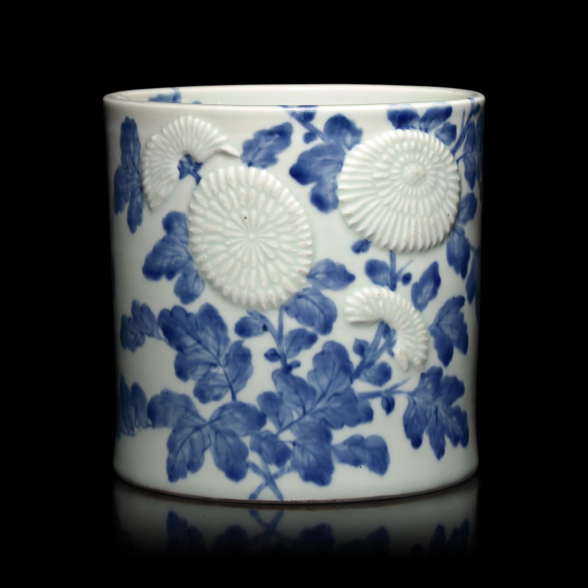 A Japanese Hirado Blue and White Porcelain ' Kiku' Brush Pot, 19th Century — 日本江戶-明治時代 平戶燒青花菊花圖筆筒