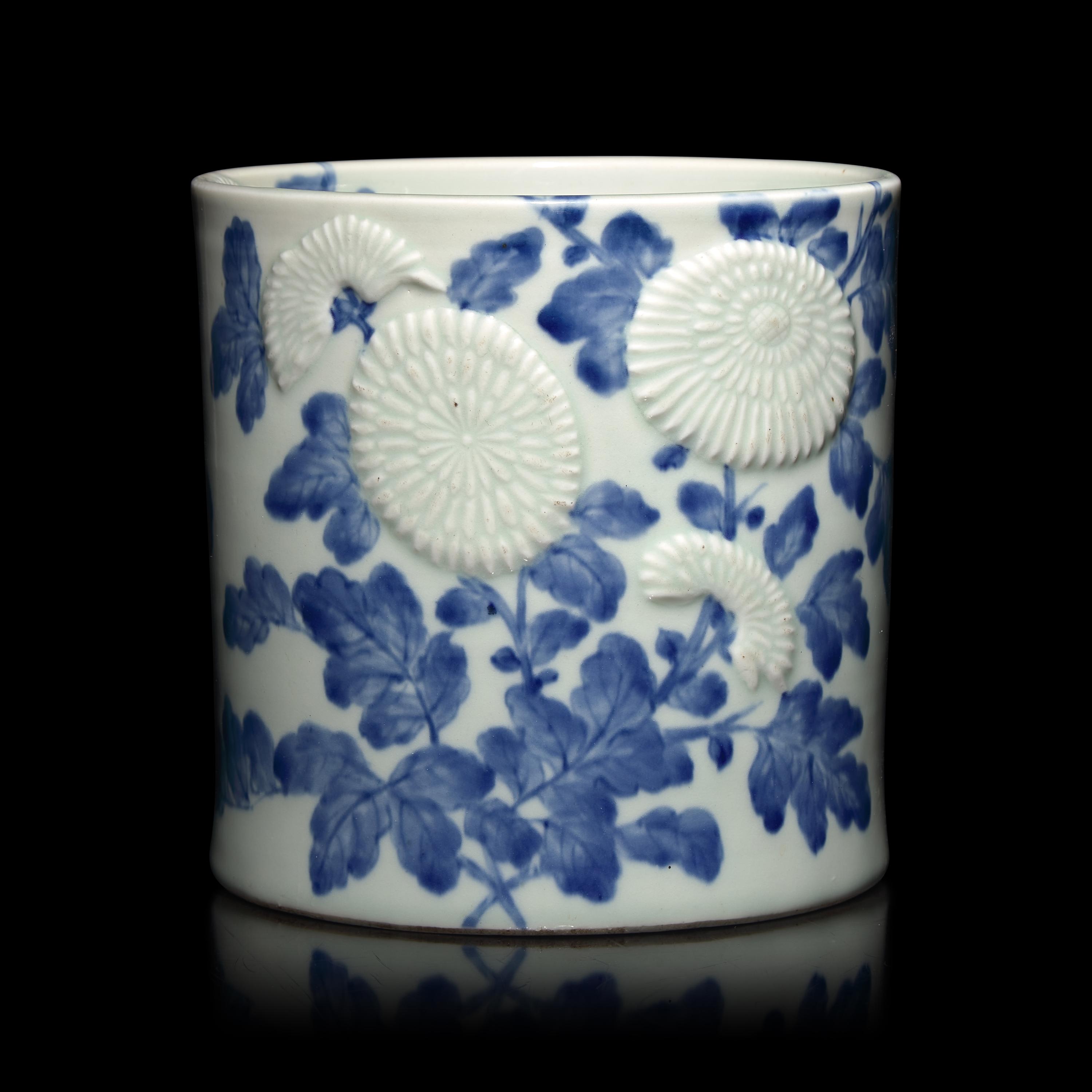 A Japanese Hirado Blue and White Porcelain ' Kiku' Brush Pot, 19th Century — 日本江戶-明治時代 平戶燒青花菊花圖筆筒