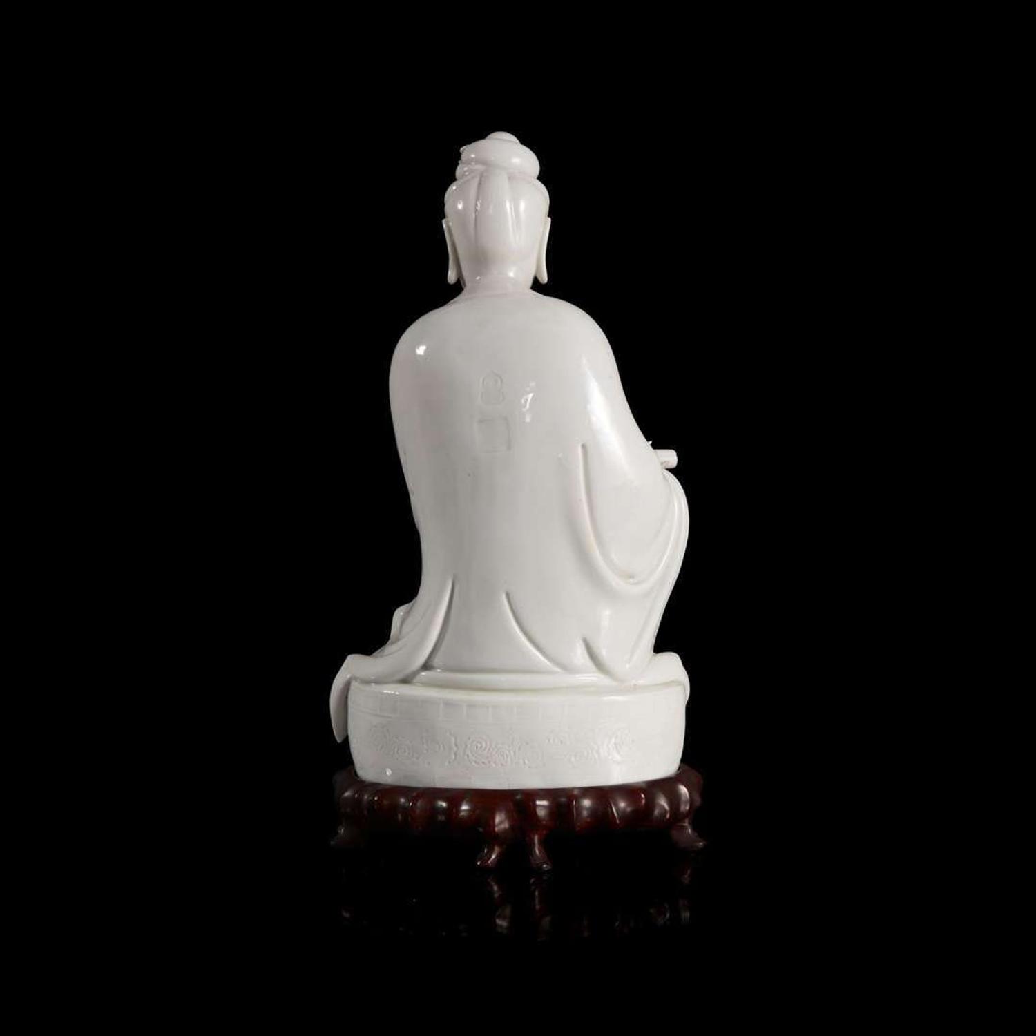A Chinese blanc de chine figure of Guanyin 德化窑观音造像 "Dehua" and "Puji Yuren" mark ”??“ ? “????” ??