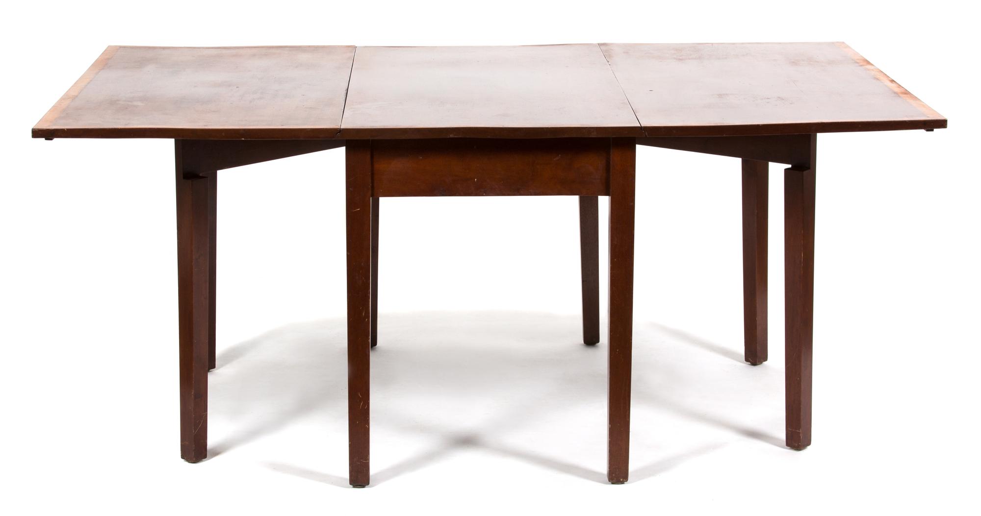 A Federal Style Mahogany Drop Leaf Dining Table — 20TH CENTURY