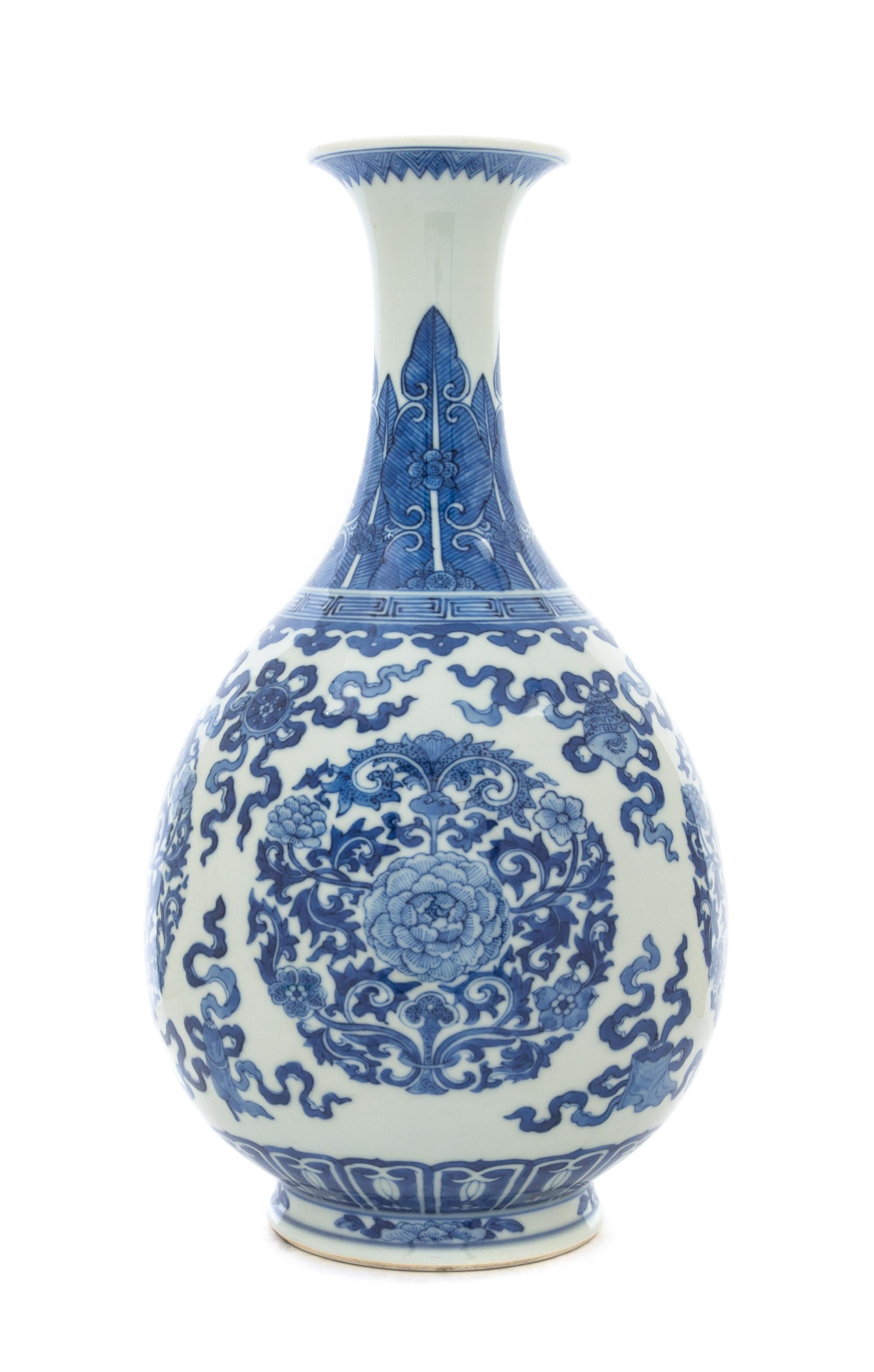 A Chinese Blue and White Porcelain Yuhuchunping Vase 18TH/19TH CENTURY Height 11 1/2 inches. — 18TH/19TH CENTURY