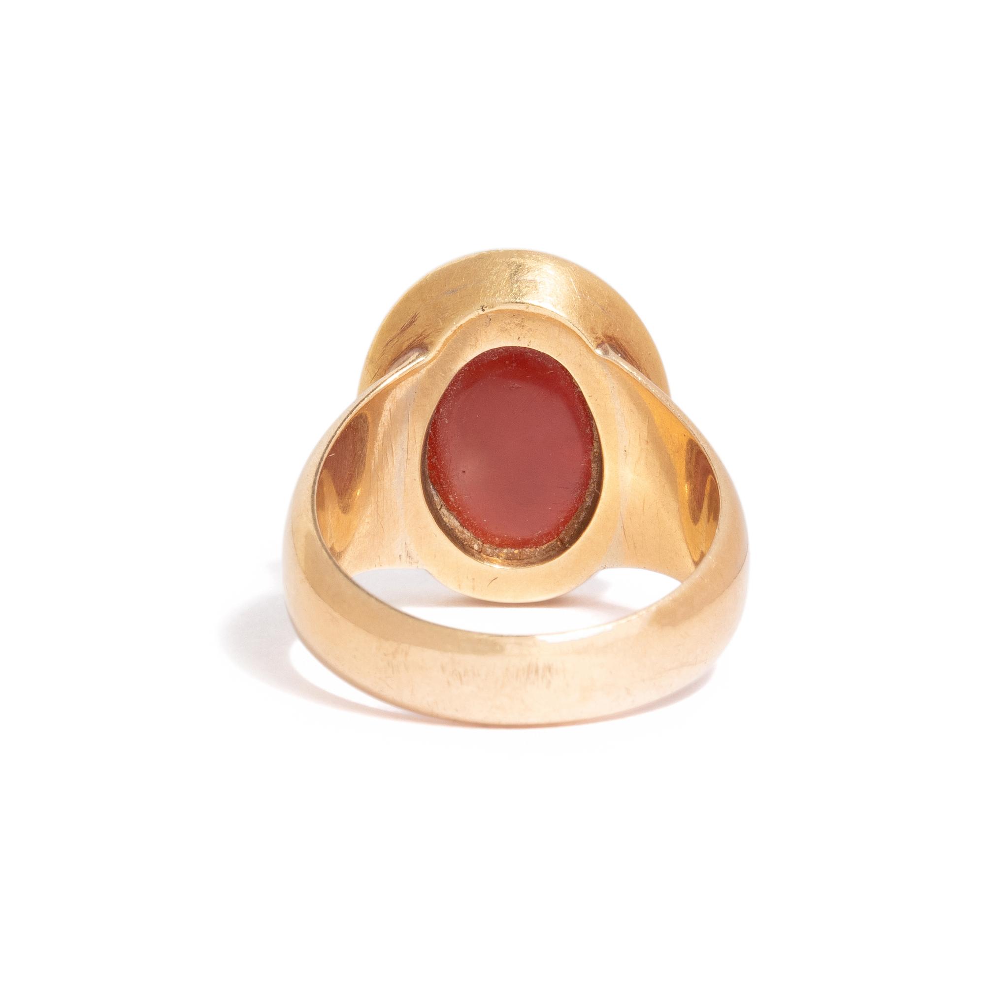 CARNELIAN INTAGLIO AND YELLOW GOLD RING