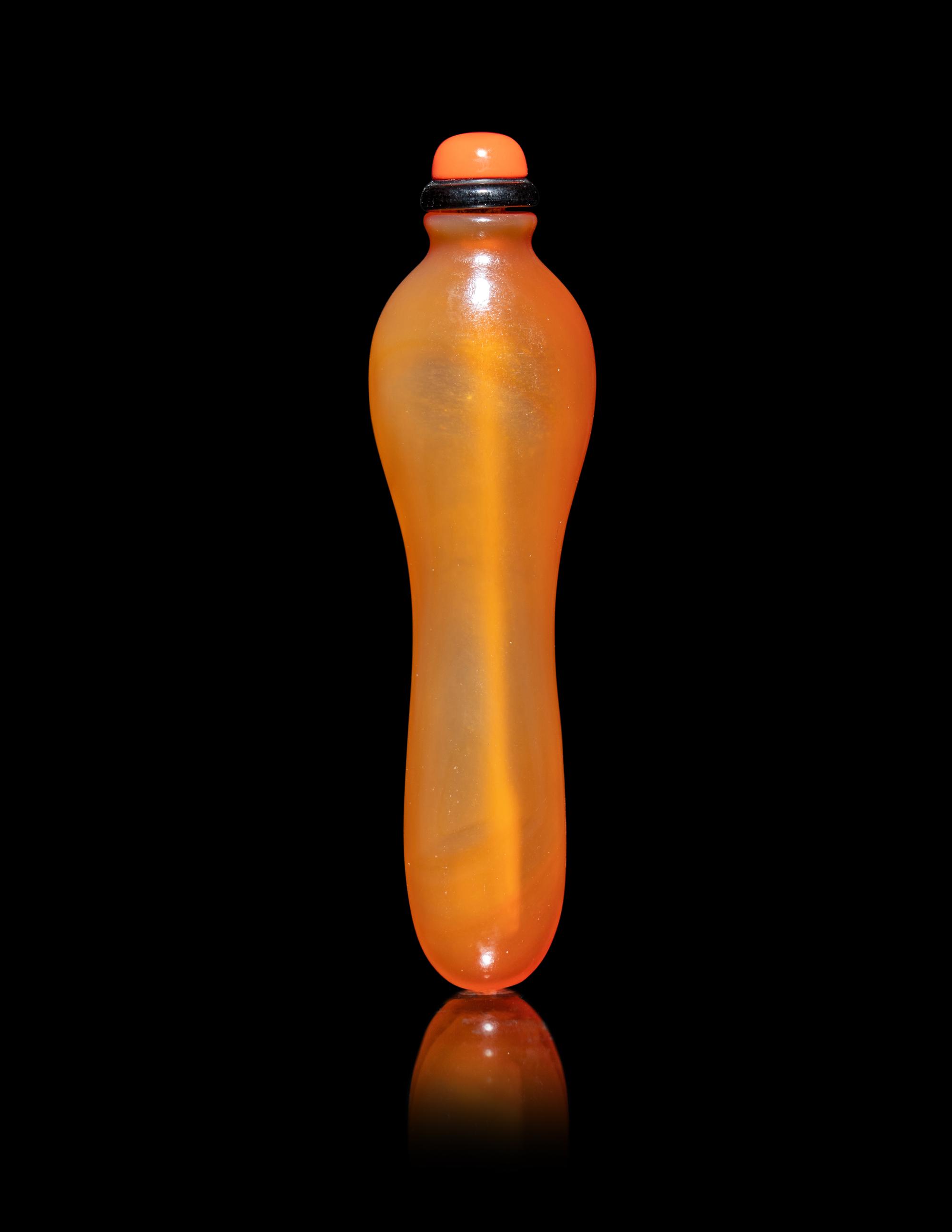 A Chinese Carnelian Agate Slender Gourd-Form Snuff Bottle