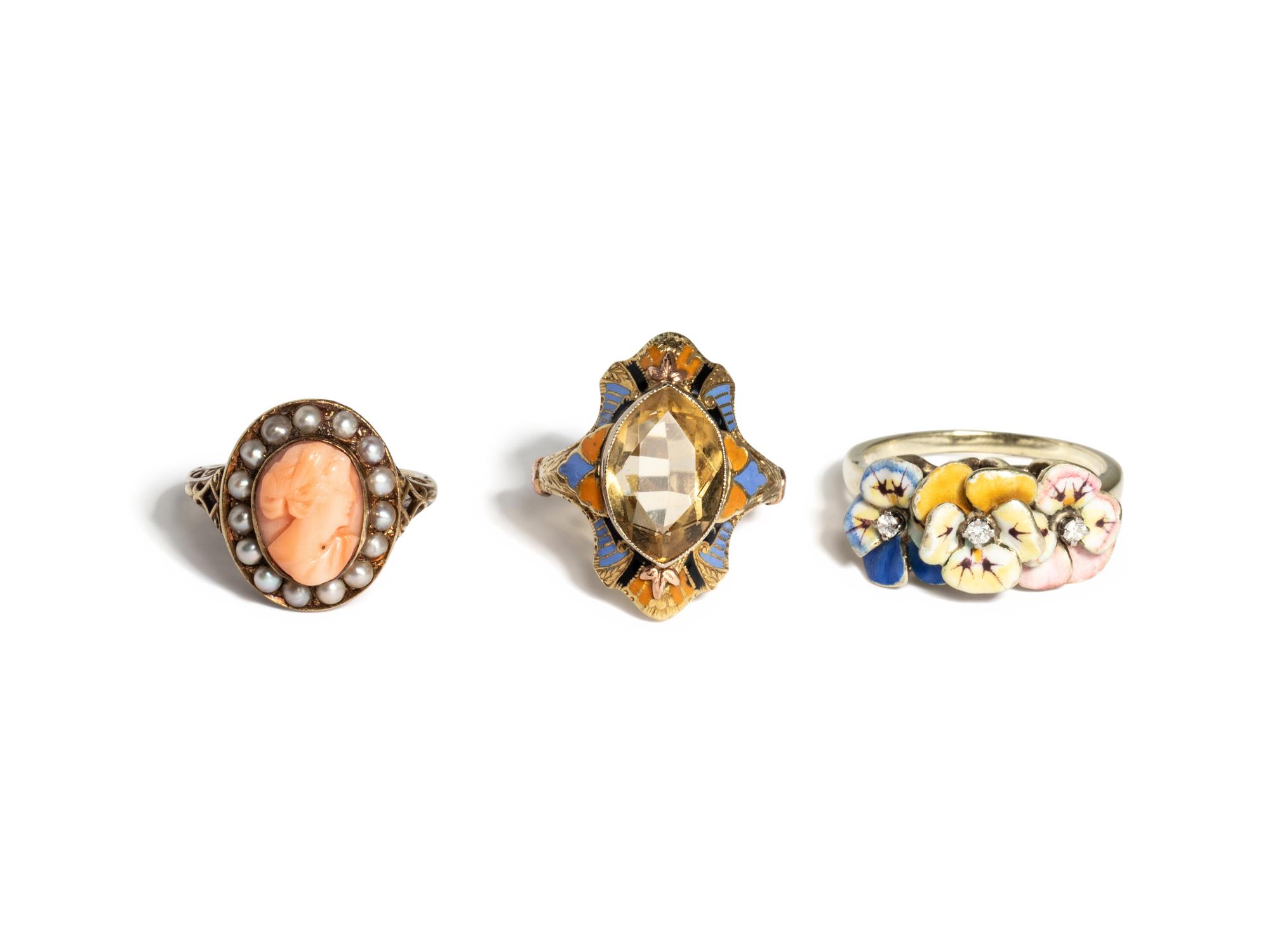 COLLECTION OF YELLOW GOLD RINGS