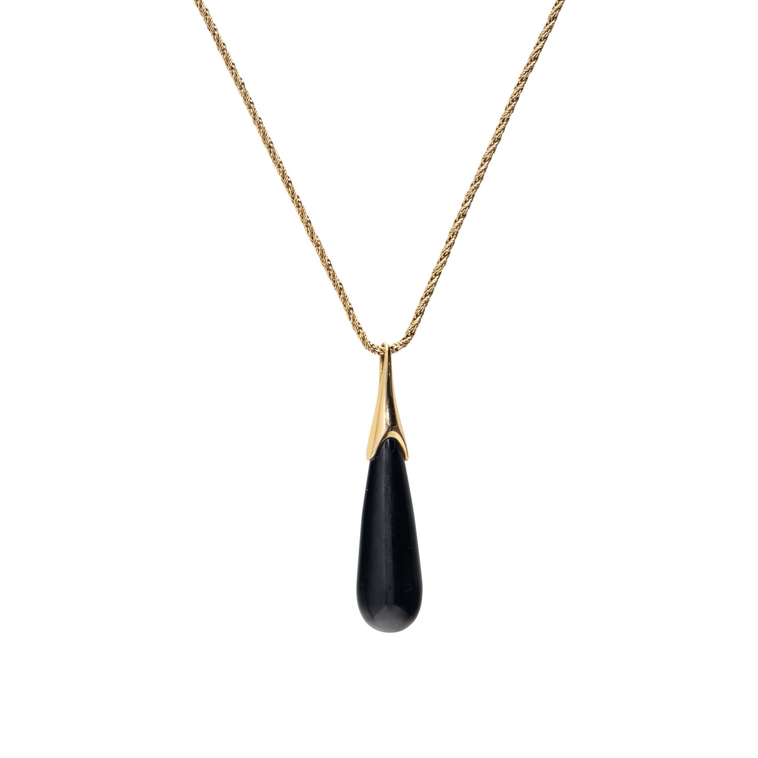 ONYX AND YELLOW GOLD PENDANT NECKLACE