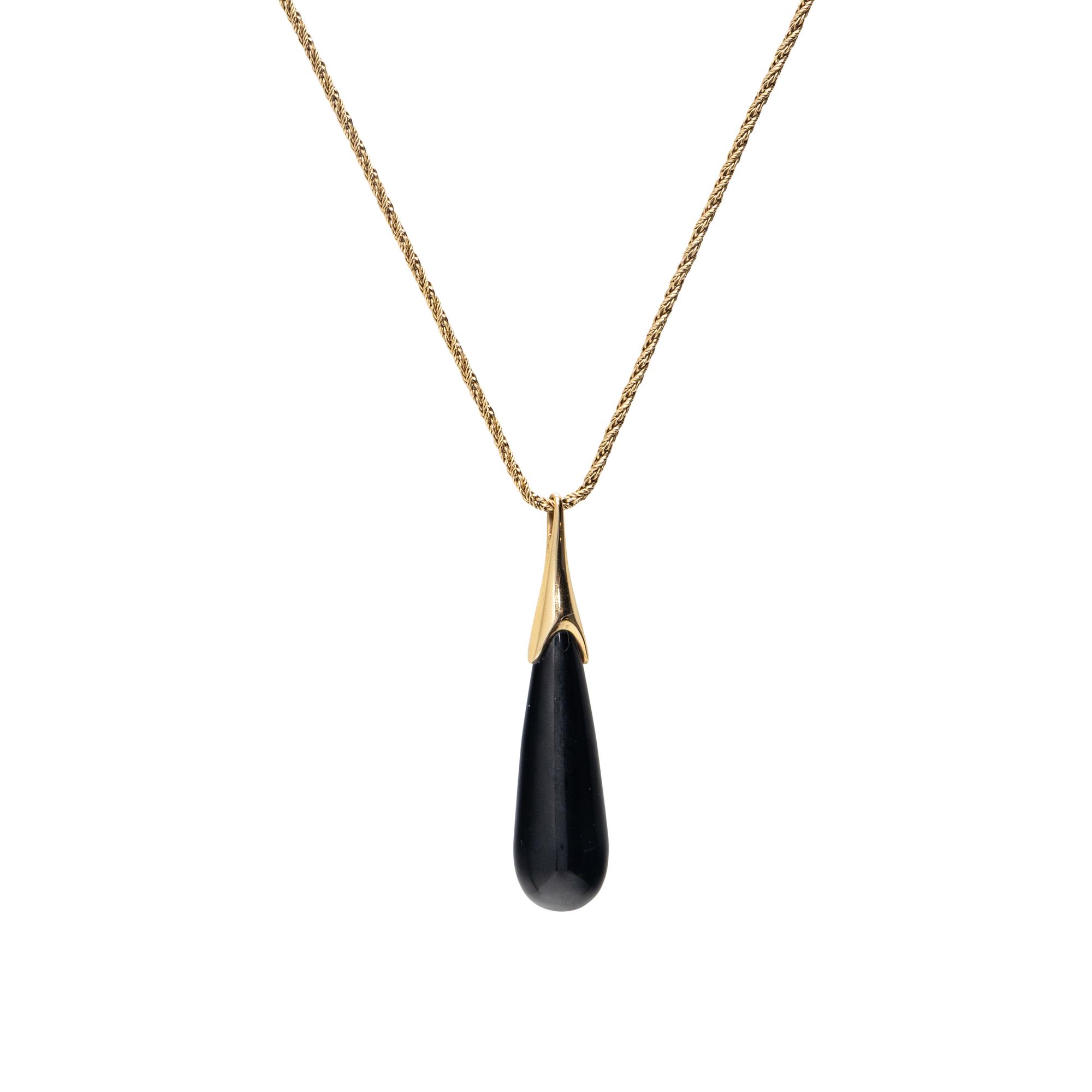 ONYX AND YELLOW GOLD PENDANT NECKLACE
