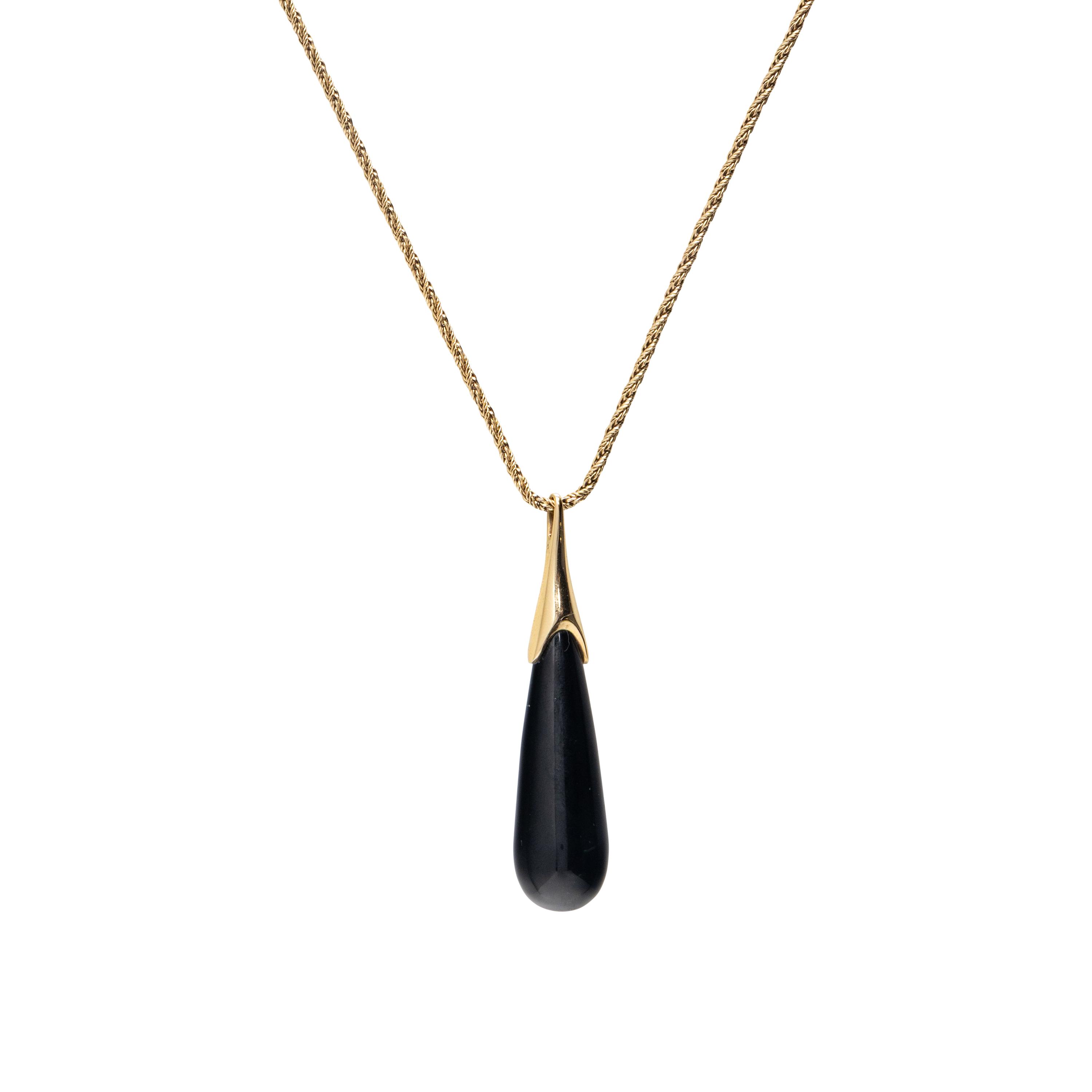 ONYX AND YELLOW GOLD PENDANT NECKLACE