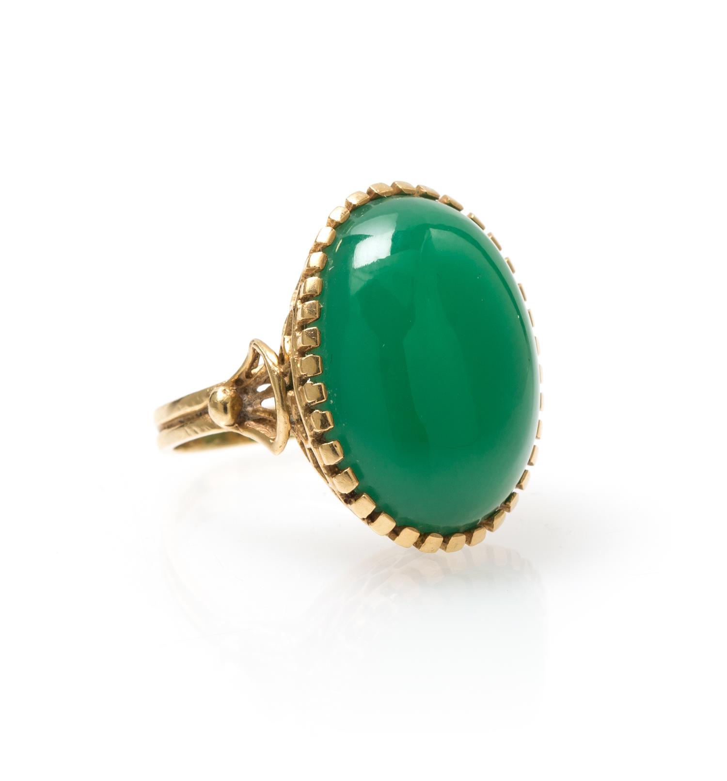 A Yellow Gold and Chrysoprase Ring, 4.30 dwts.