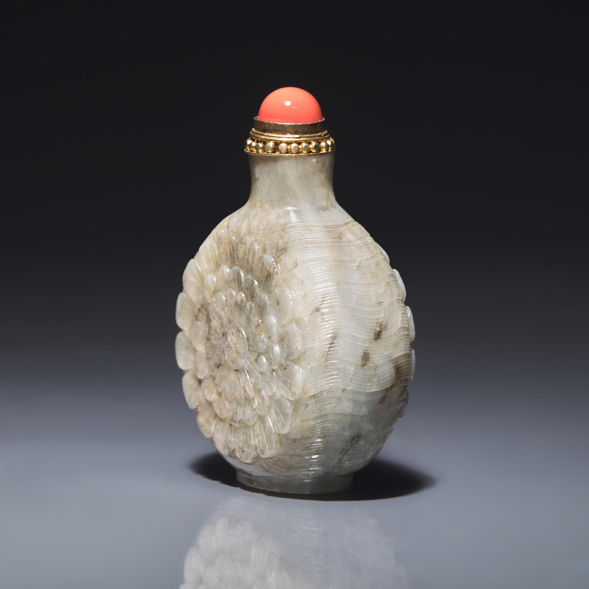 A Chinese Floral-Carved Greyish-Beige Jade Snuff Bottle 灰白玉雕花鼻烟壺