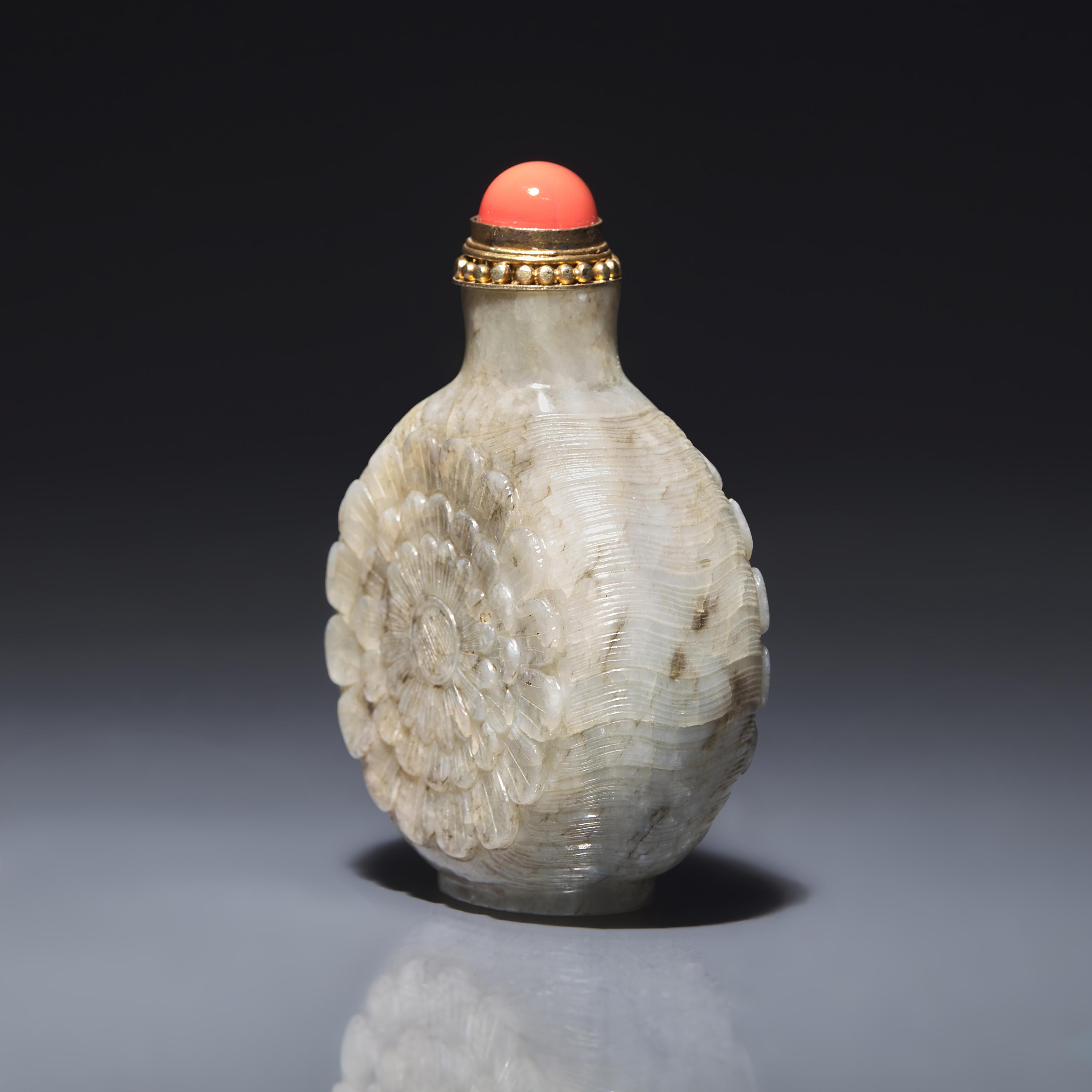 A Chinese Floral-Carved Greyish-Beige Jade Snuff Bottle 灰白玉雕花鼻烟壺