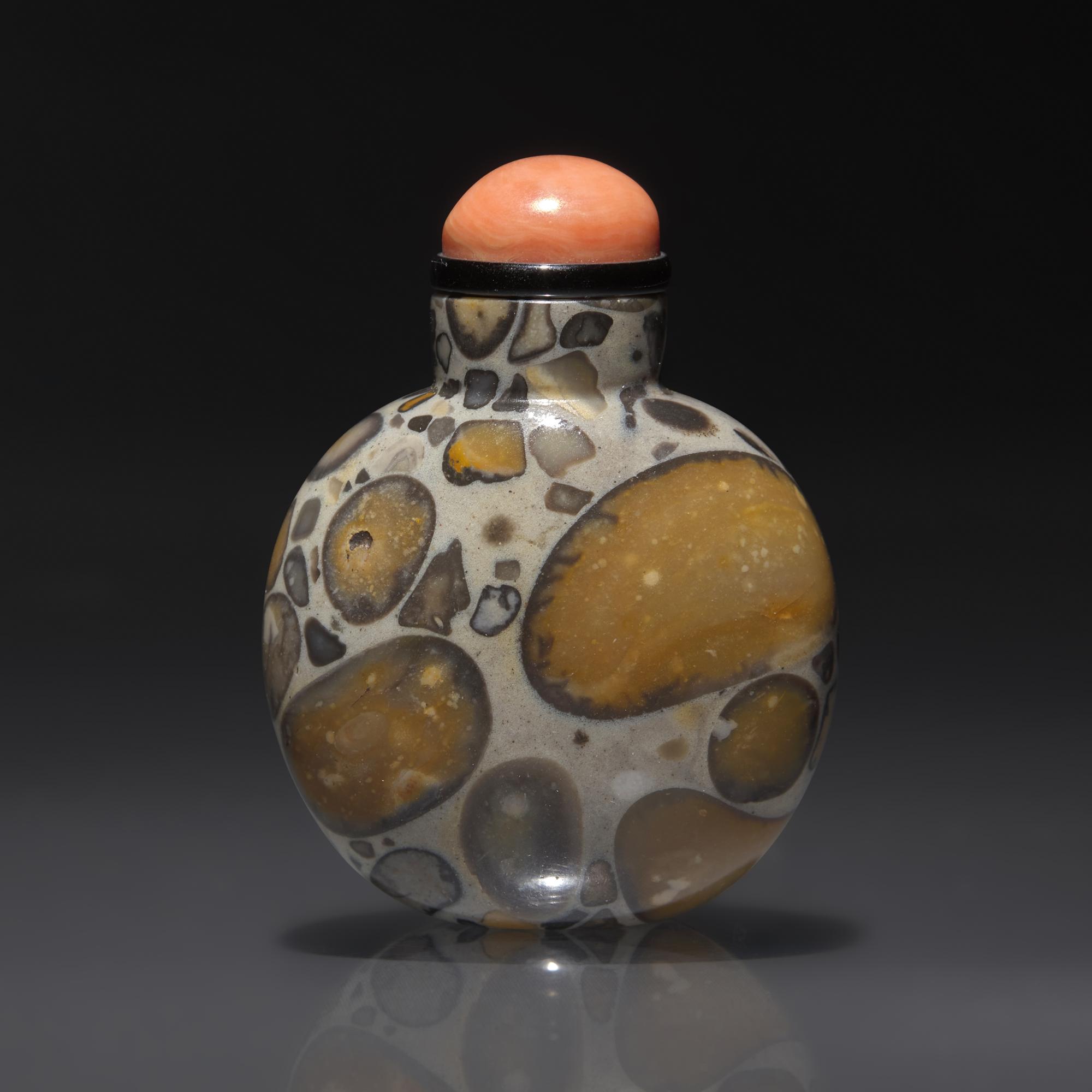 A Chinese Puddingstone Snuff Bottle, Qing Dynasty, Circa 1750-1860 — 1750-1860年 抱子石鼻煙壺