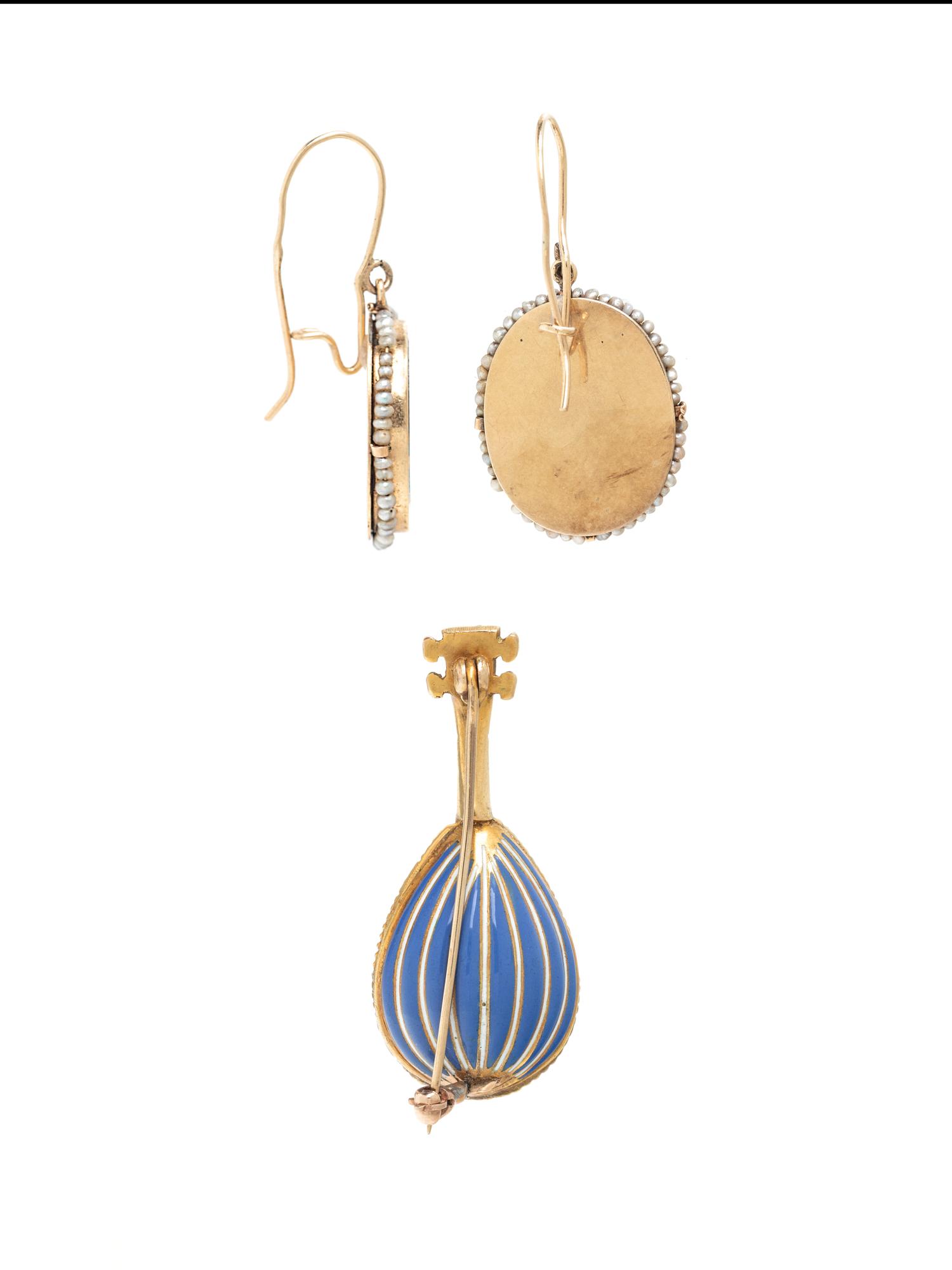 YELLOW GOLD AND ENAMEL EARRINGS AND BROOCH