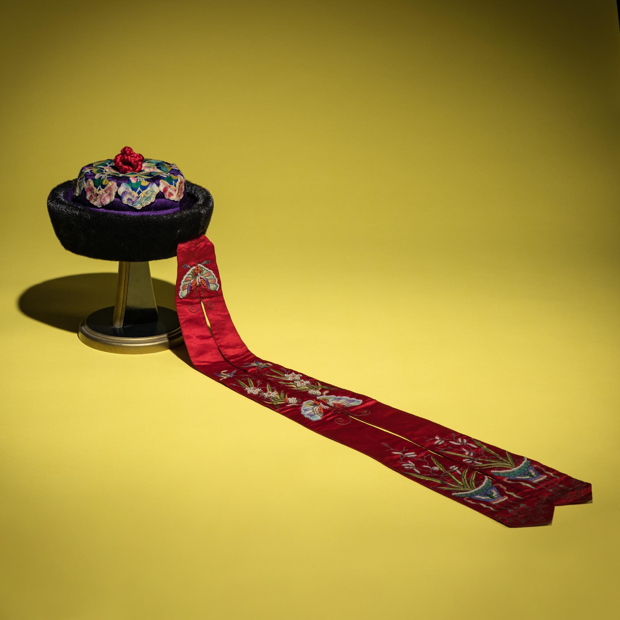 An Embroidered Silk Manchu Noblewoman's Winter Hat, Kunqiumao , 19th Century — 清晚期 紫頂蓋花鑲珠后妃坤秋帽