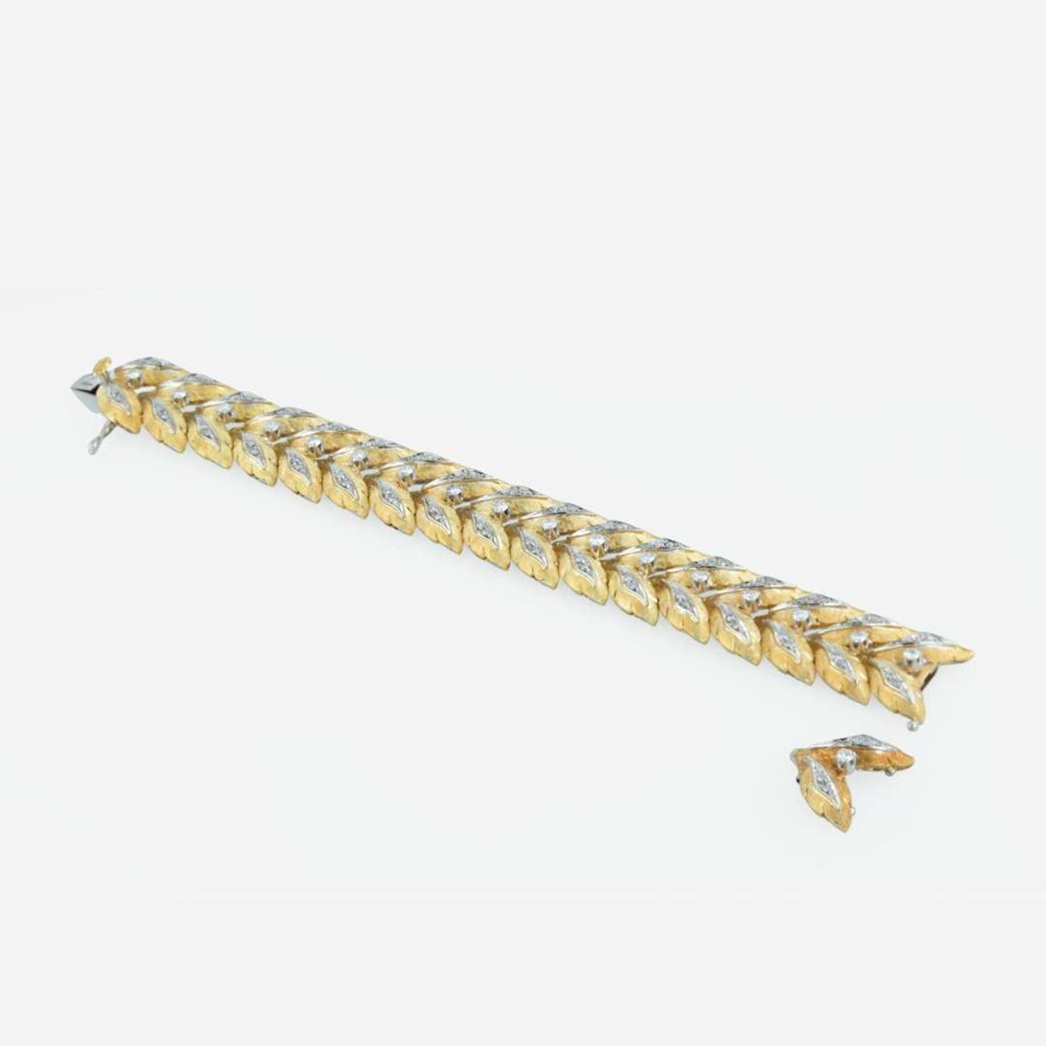 An 18K bicolor gold and diamond link bracelet