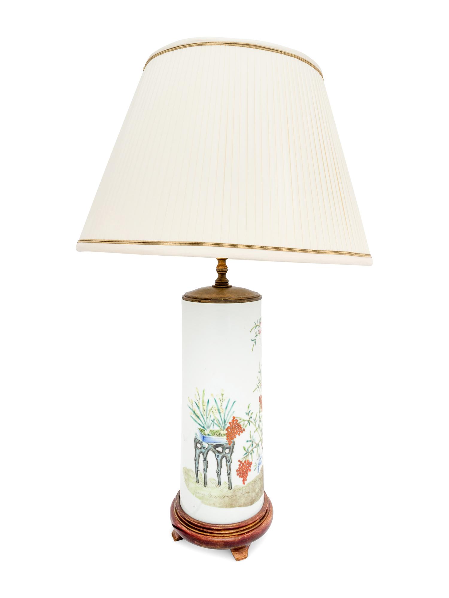 A Chinese Famille Rose Porcelain Hat Holder