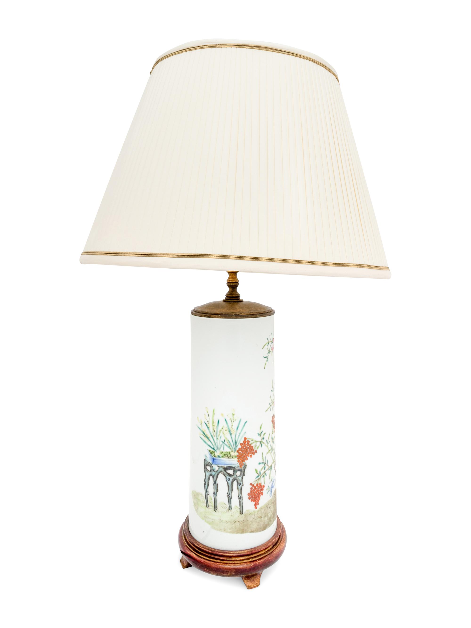 A Chinese Famille Rose Porcelain Hat Holder