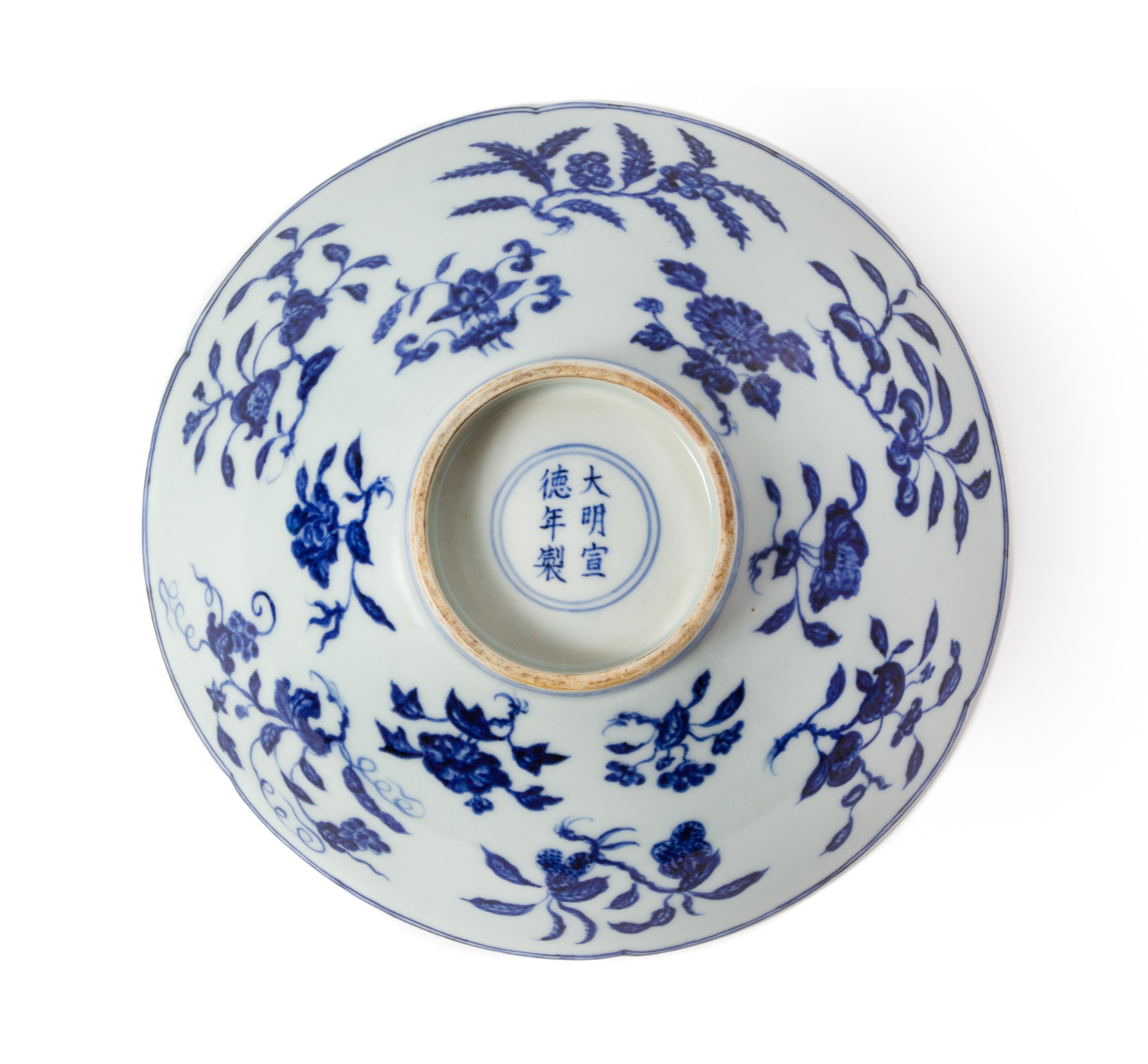 A Rare Blue and White Porcelain Hexafoil Bowl — XUANDE MARK AND PERIOD (1426-1435)