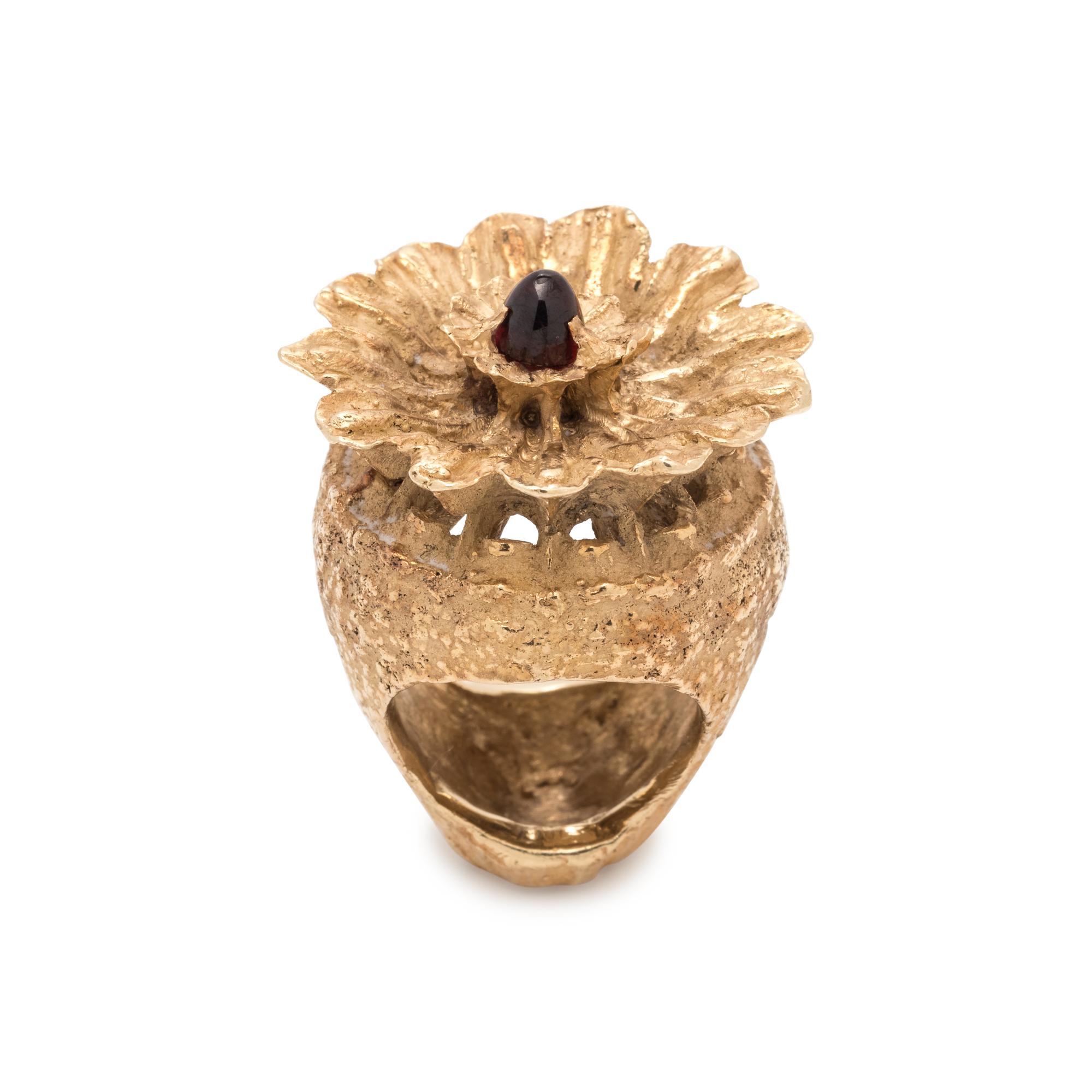 YELLOW GOLD AND GARNET RING