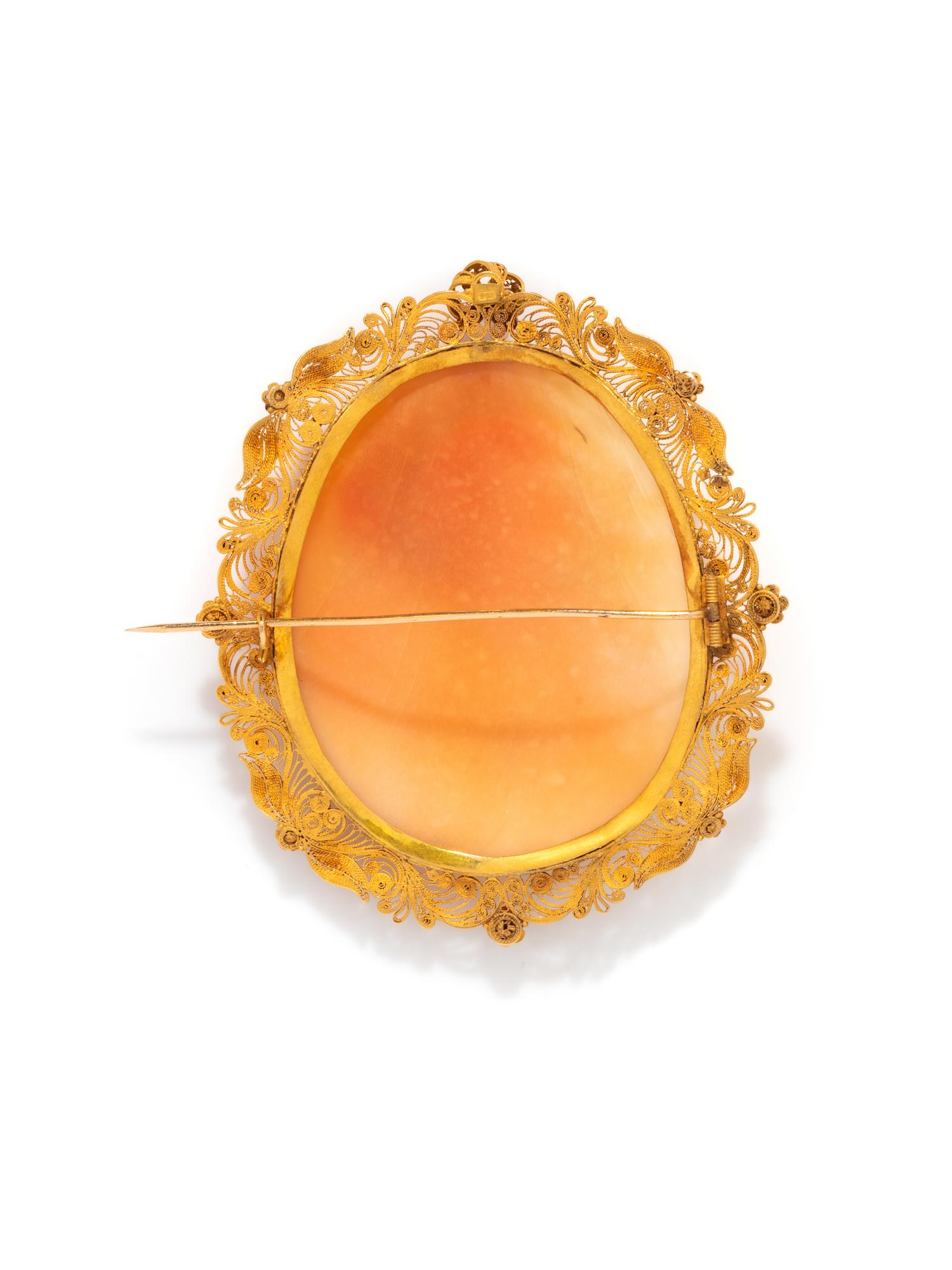 ANTIQUE, YELLOW GOLD FILIGREE AND SHELL CAMEO 'LEDA AND THE SWAN' BROOCH