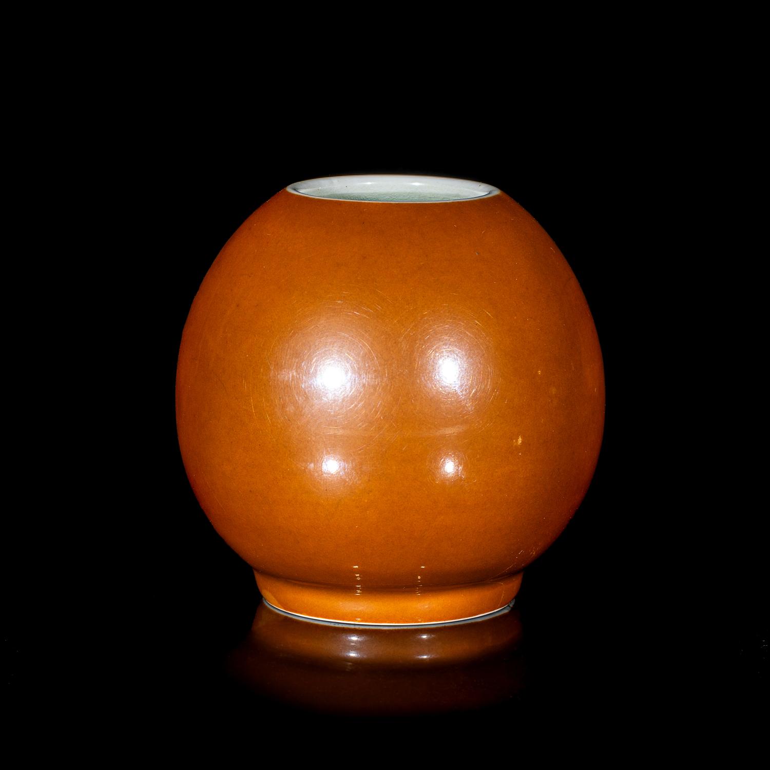 A Chinese Persimmon Glazed Porcelain Coupe, Qianlong Period 清乾隆 紫金釉水呈