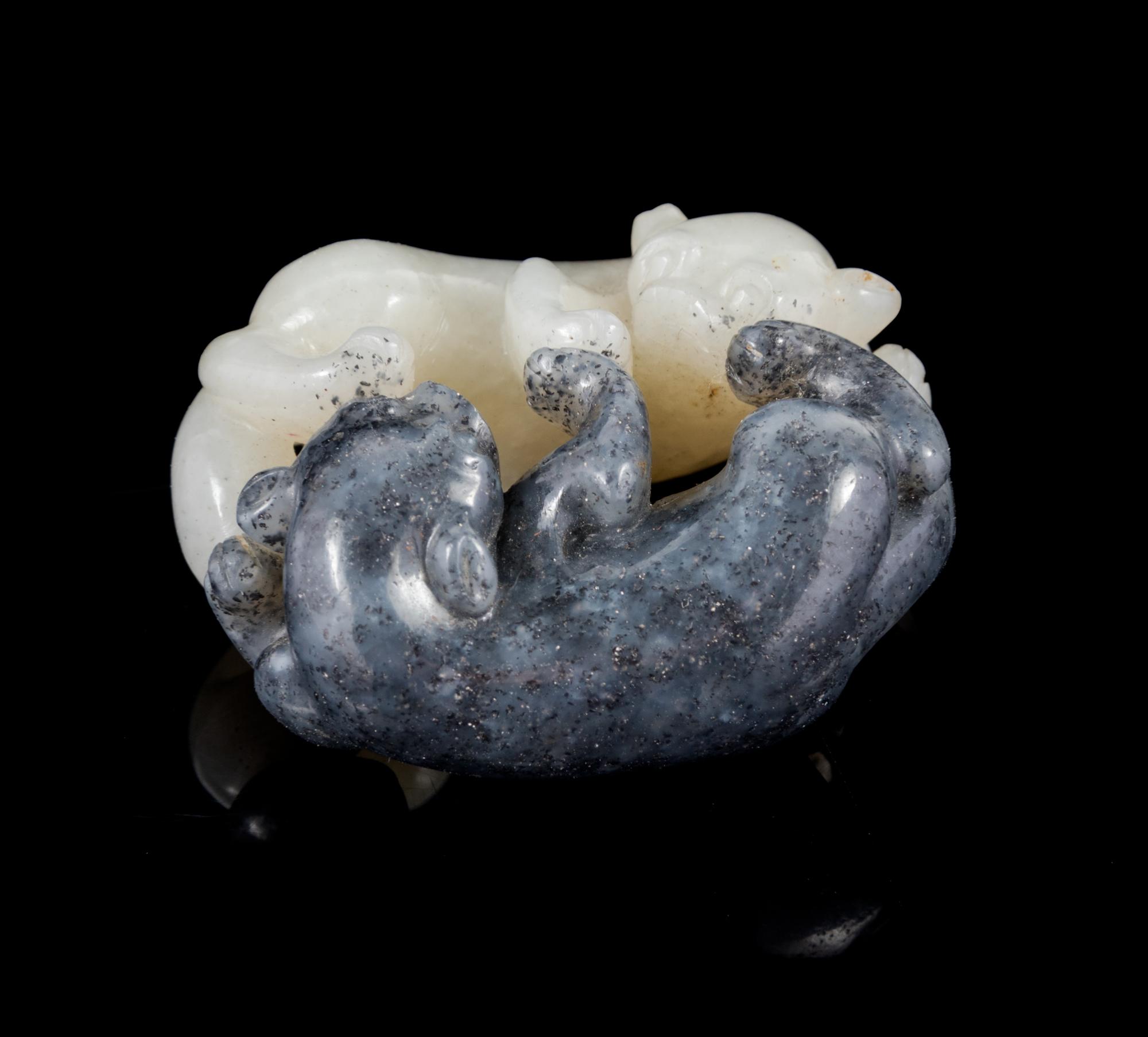 A Black and White Jade Carving of Double Badgers Length 1 1/2 inches. — 18TH/19TH CENTURY