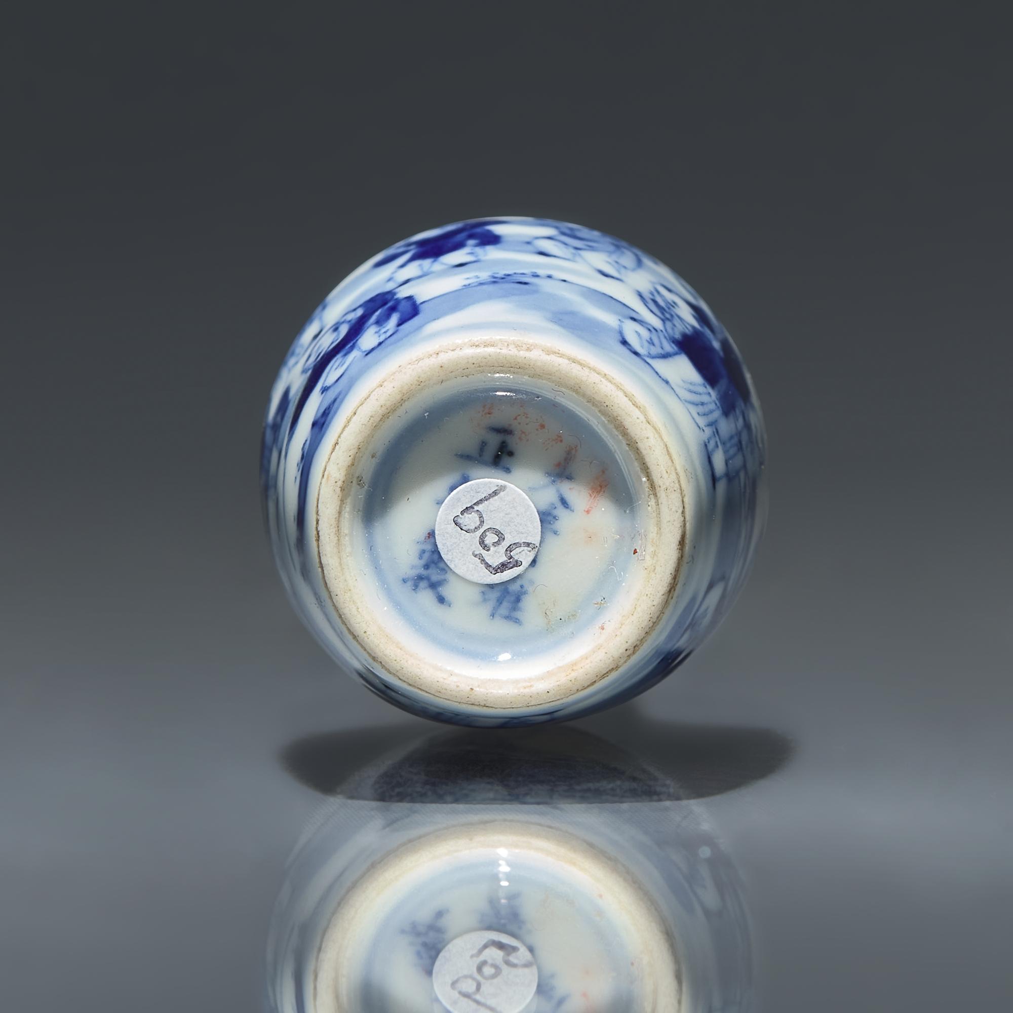 Two Underglaze Blue-Decorated Chinese Porcelain Snuff Bottles, Qing Dynasty, 19th to Early 20th Century — 清晚期-民國 青花及青花釉裡紅鼻煙壺兩支