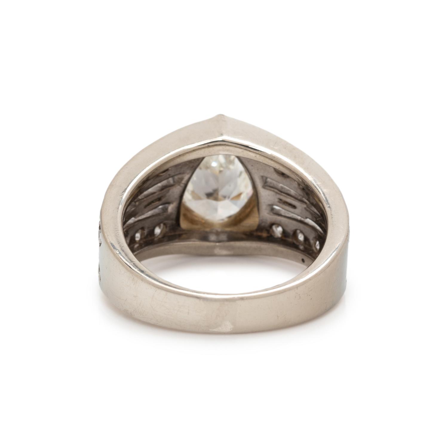 WHITE GOLD AND DIAMOND RING