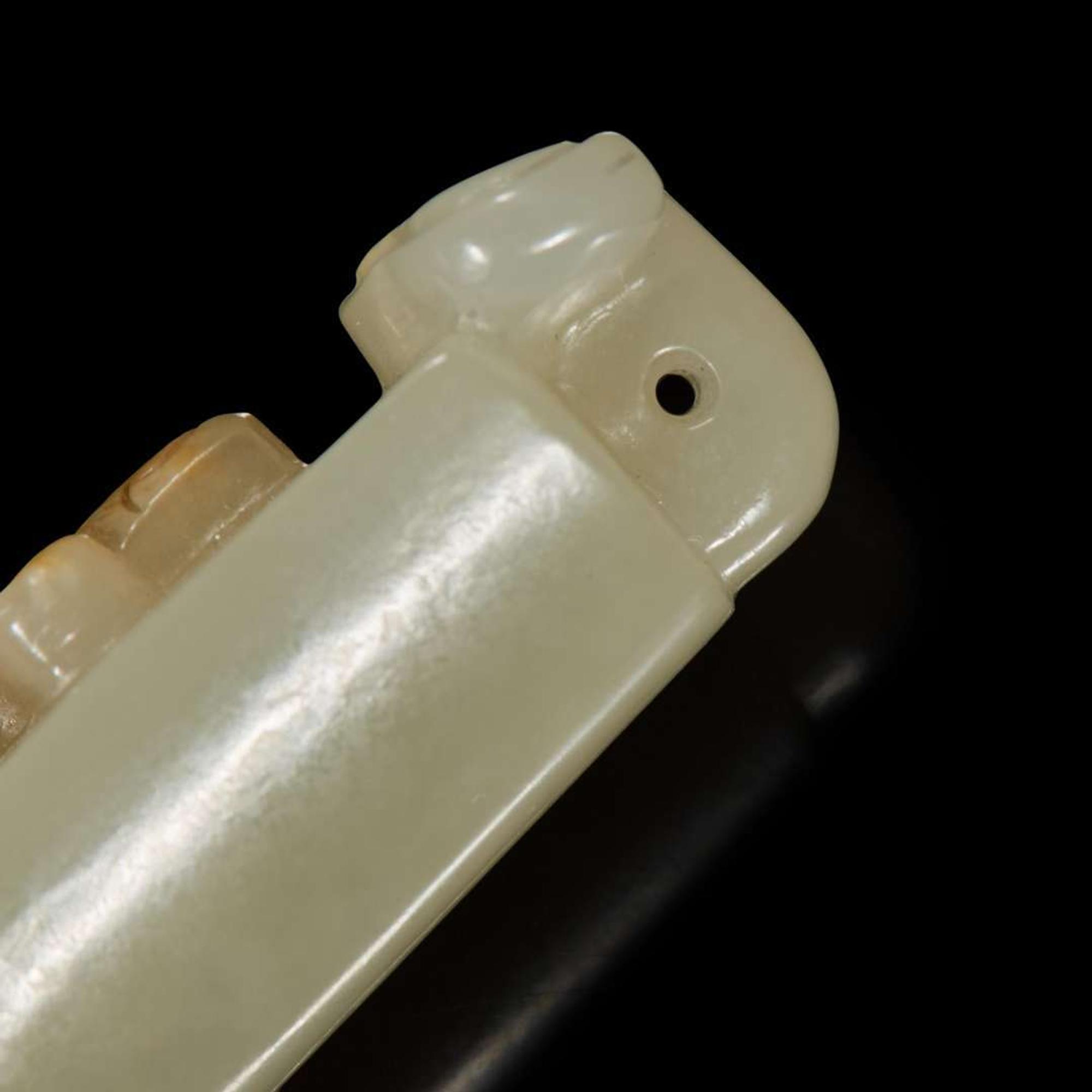 A Chinese grey-white jade plume-holder 高浮雕螭龍玉翎管