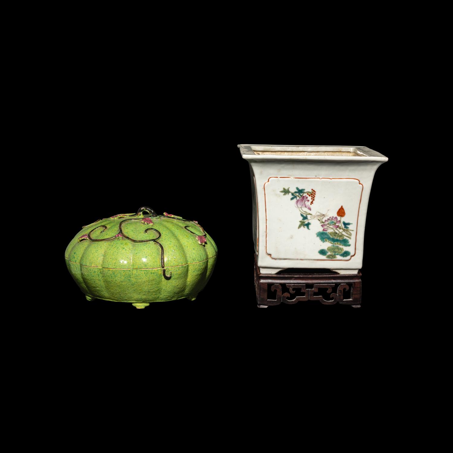A Chinese Green Ground Famille Rose Porcelain Covered Box and a Famille Rose Planter, Late Qing Dynasty-Early Republic Period 晚清-民國 粉彩四方花盆及綠地瓜棱紋捧盒