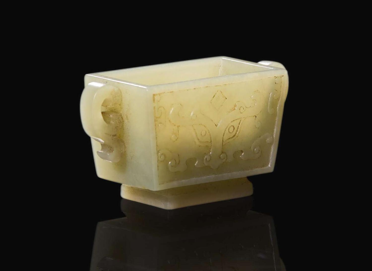 A small Chinese celadon-white jade coupe with cover and stand 青白玉帶蓋小水丞及底座