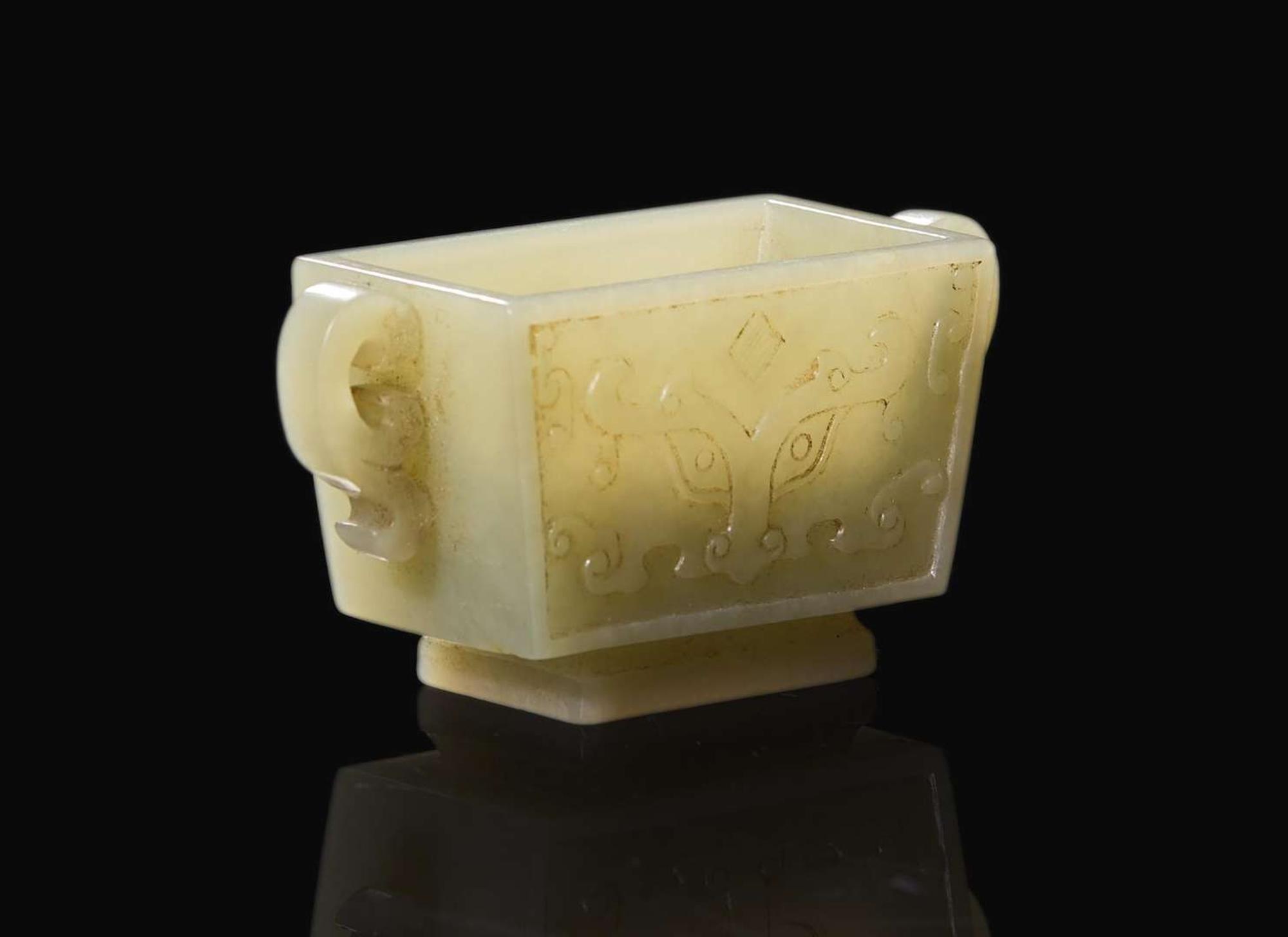A small Chinese celadon-white jade coupe with cover and stand 青白玉帶蓋小水丞及底座