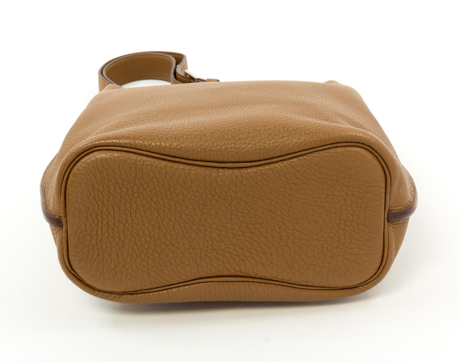 An Hermès Kraft Togo So Kelly 22cm Bag, 9" x 12" x 5".