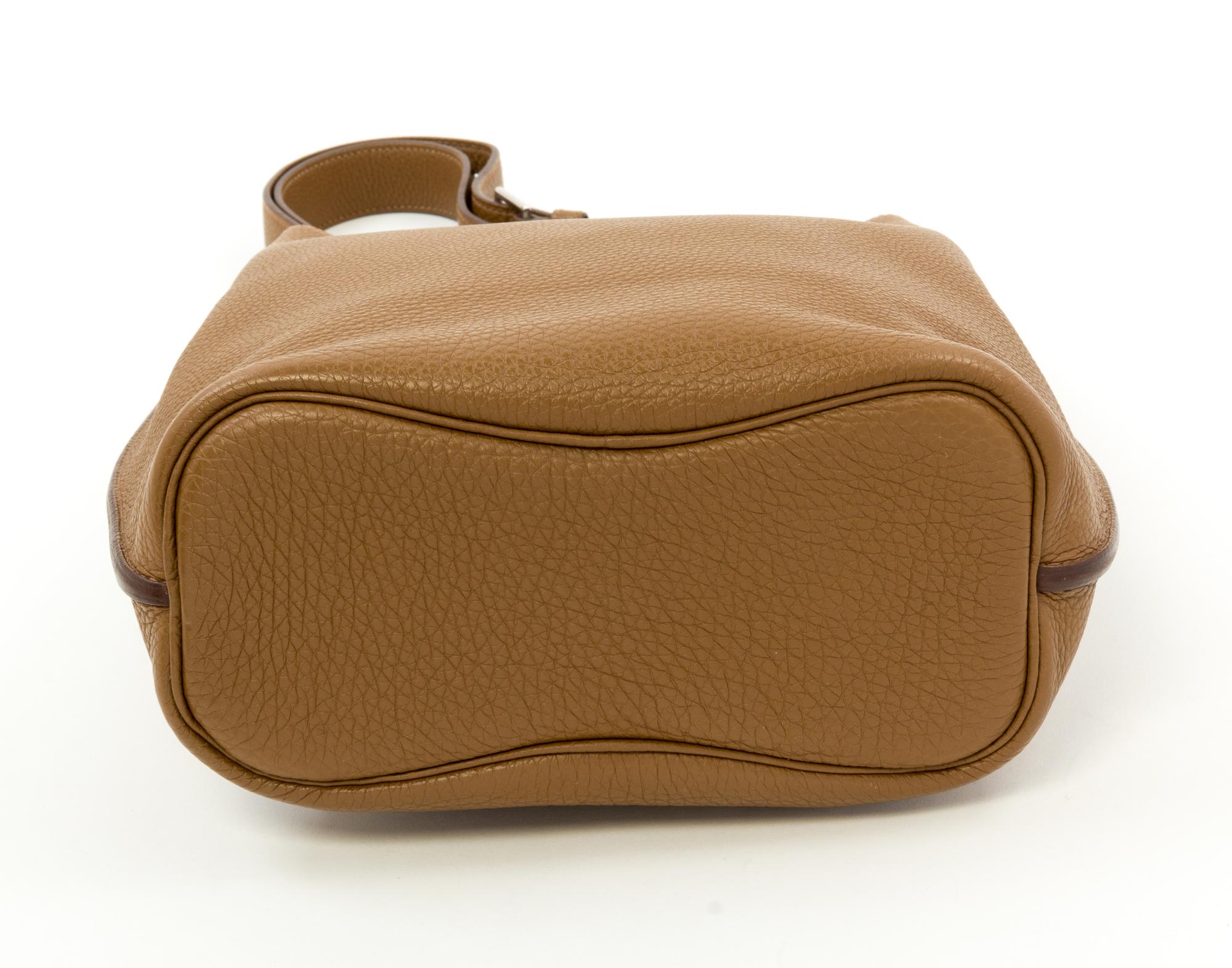 An Hermès Kraft Togo So Kelly 22cm Bag, 9" x 12" x 5".