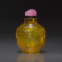 An Imperial Chinese Carved Yellow Glass Snuff Bottle, Qing Dynasty, Circa 1725-1800 — 1725-1800年 御製黃料黃蜀葵紋鼻煙壺