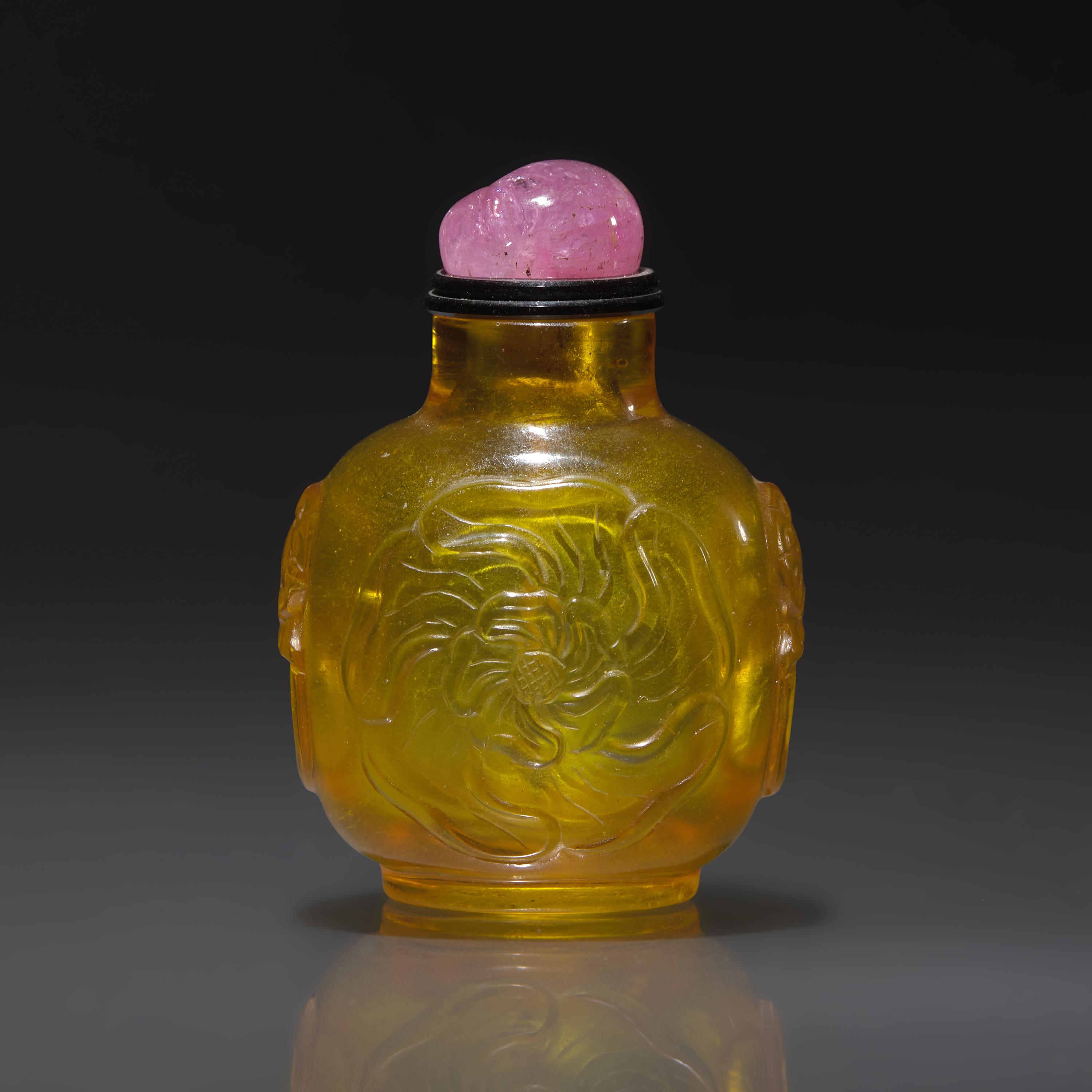 An Imperial Chinese Carved Yellow Glass Snuff Bottle, Qing Dynasty, Circa 1725-1800 — 1725-1800年 御製黃料黃蜀葵紋鼻煙壺