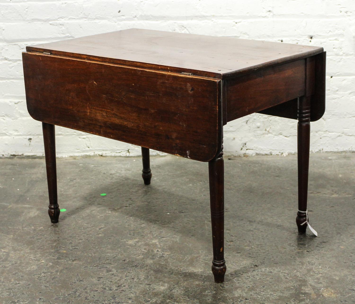 An American Walnut Drop Leaf Table Height 20 x width 32 1/2 x depth 28 inches (open). — 19TH CENTURY