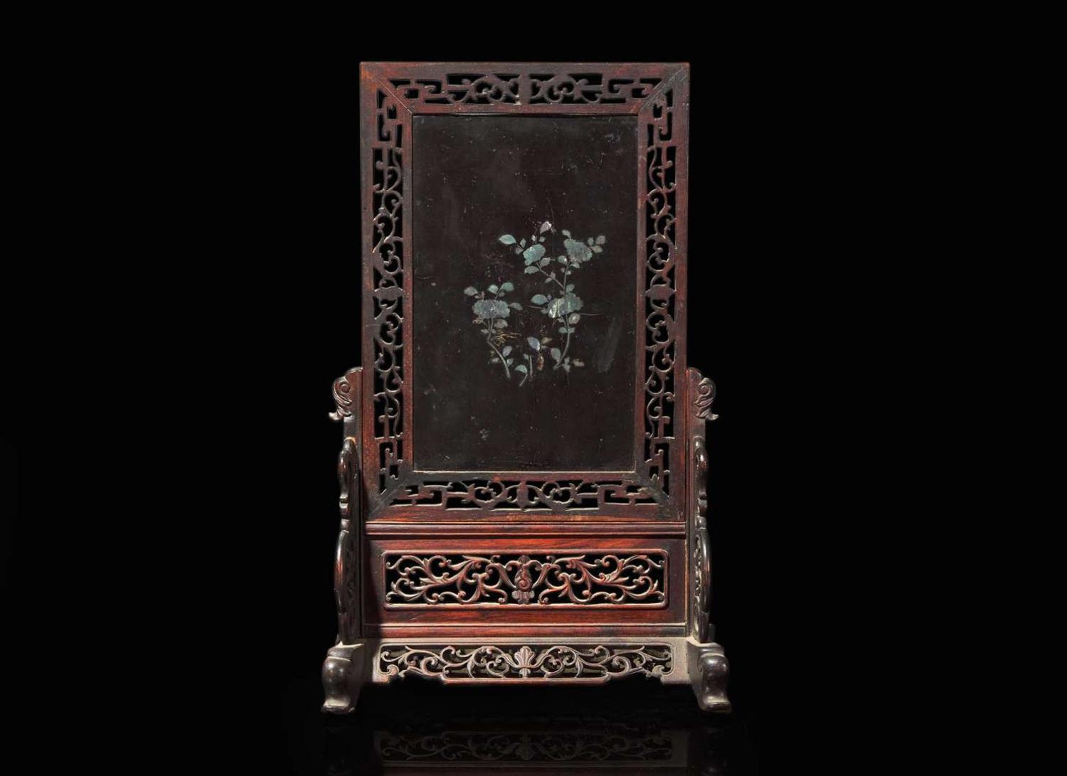 A Chinese laque-burgaute table screen, 18th century, with later carved wood stand 嵌螺鈿硯屏 十八世紀 後配木座