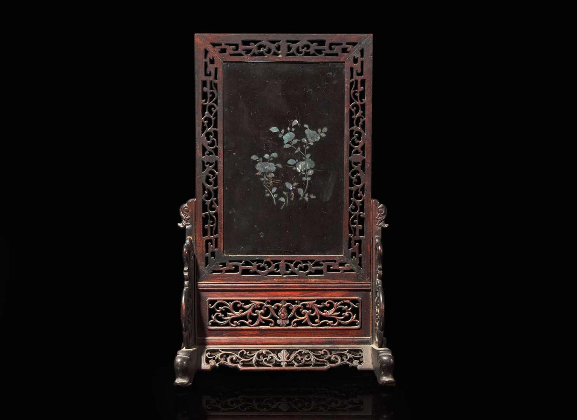 A Chinese laque-burgaute table screen, 18th century, with later carved wood stand 嵌螺鈿硯屏 十八世紀 後配木座